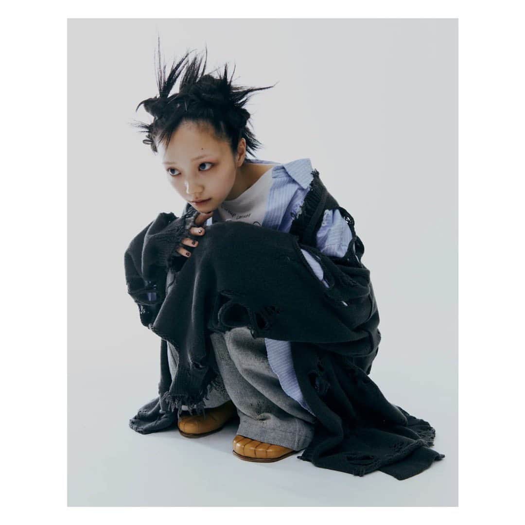 のインスタグラム：「📢お知らせ  @qui_tokyo  掲載して頂きました🦈  @rakutomakino  @ippei_ishida_  @10_ju  @kana.ohr  @y__takayama @yukametal @7bd_35   トレンドのファッションを纏い、 いろんな気分を味わっていました☺︎  #qui_tokyo  #basemark #soduk #littlebig #needles #doublet #masu #requal #」