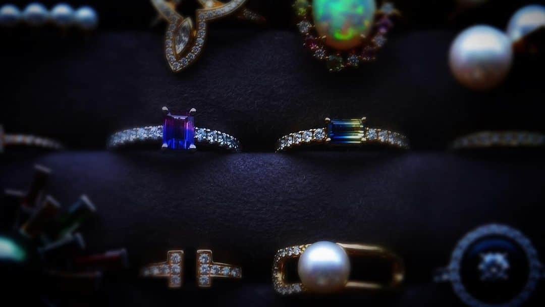 知華のインスタグラム：「2023.03.19  朝の自然光室内。 隣はred violetの バイカラーサファイア。#TASAKI  #ブツ撮り　難しい #バイカラーサファイア #bicolor #sapphirering #サファイア#sapphire #bicolorsapphire #パール#diamondring #diamond #onyx #opal #🦪#Pearl#BLACKPearl #harrywinston #Tiffany #CHANEL #Gucci #💎#🔮#💍 #宝石好き#jewelry #ジュエリー好き#パール好き #tokyo#japan#東京  Taken in natural morning light bicolor sapphire.」