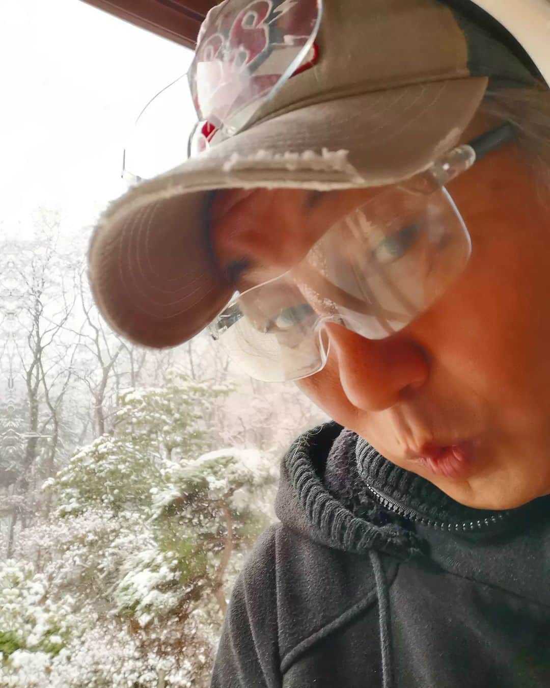 広部俊明のインスタグラム：「昨日松本で食べた蕎麦ムチャ美味かった!で外は雪、足元は裸足で居酒屋の便所サンダル、おーいCROCSー前日の居酒屋で元気にしてるかーい!」