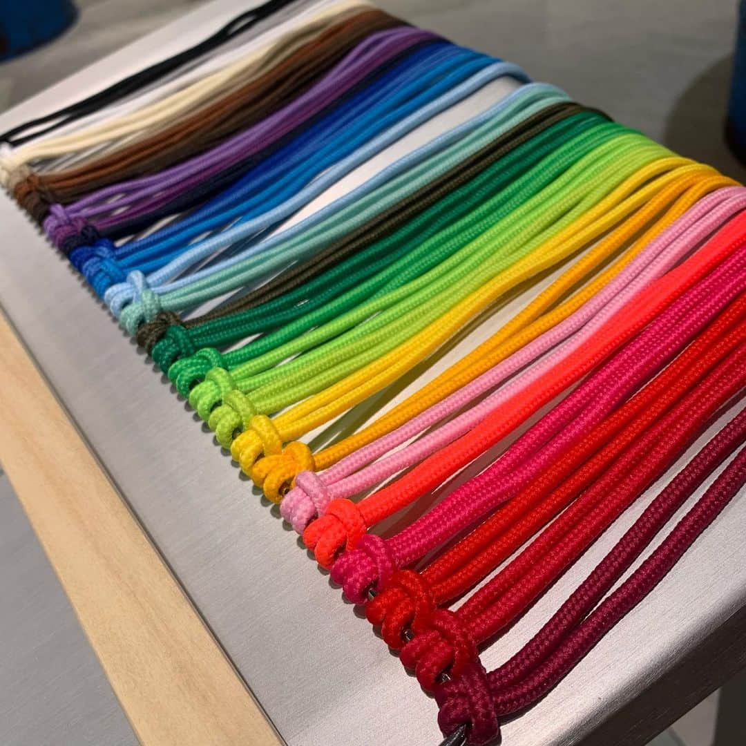 Sneaker At Randomのインスタグラム：「ARATA Round Shoelace  シンプルな丸紐。 長さが50cm〜200cmまで10cm刻みの展開の為、あらゆる靴にジャストで合わせることができます。  長さ:50cm〜200cm 　※10cm刻みでラインナップ カラー:31色 幅0.4cm  梅田店、アトランダム通販サイト、楽天で販売しております。 ※店舗によっては一部取り扱いがないものがございます。  #sneakeratrandom#スニーカーアトランダム#junkyard#ジャンクヤード#sneaker#スニーカー#スニーカー修理#スニーカーカスタム#市川#本八幡#梅田#阪神梅田本店#高円寺#angeluspaint#アンジェラスペイント#arata#アラタ#shoelace#シューレース#靴紐」