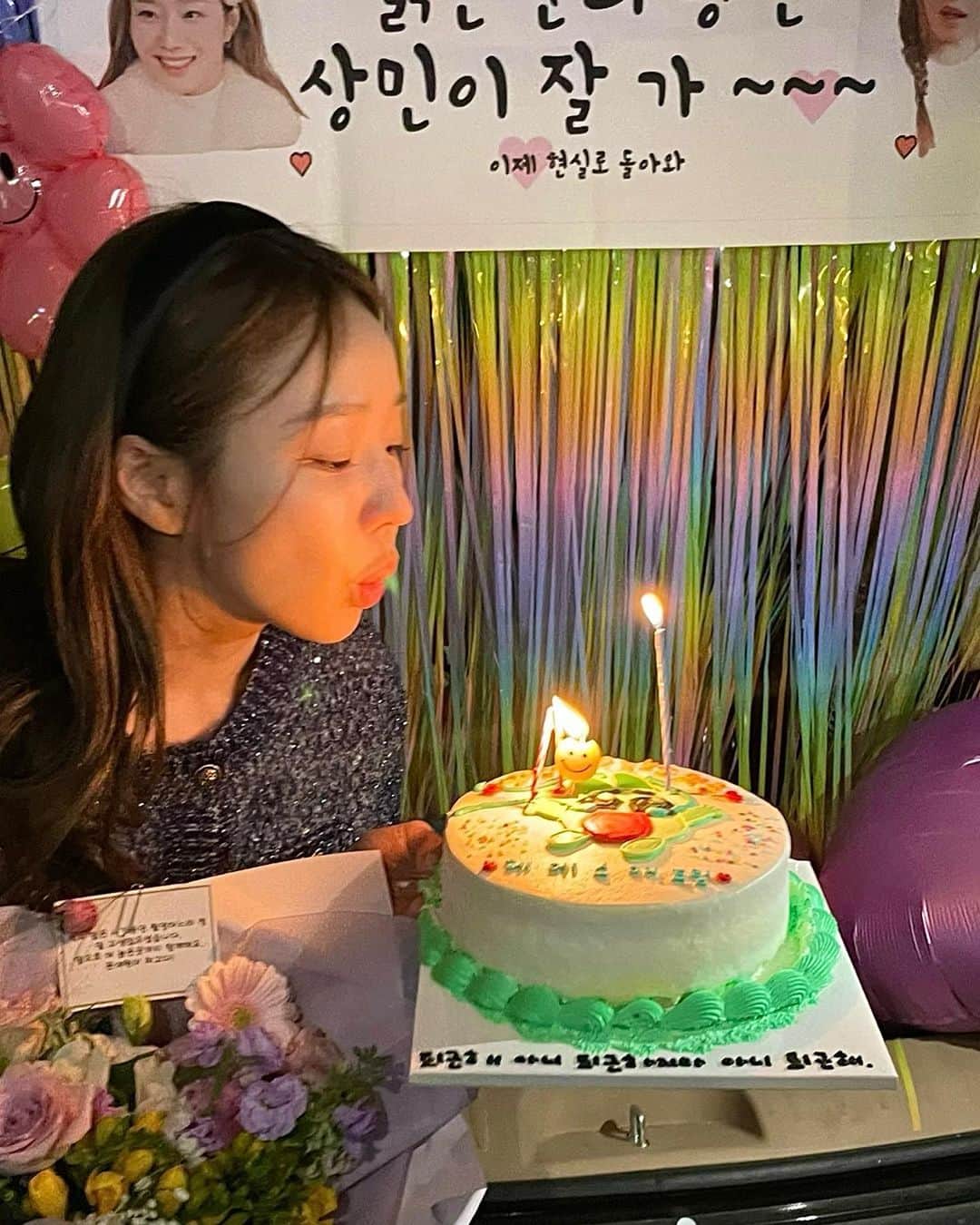 ムン・イェウォンのインスタグラム：「오늘은 <삼남매가 용감하게> 마지막 회 방송 날이에요 ❤️  지난 4월 첫 미팅을 시작으로 3월까지 딱 12개월을 상민이와 함께 했습니다 너무 많은 응원과 사랑을 받아서 행복한 날들이였습니다 🥹  도와주시고 응원해주신 모든 분들께 진심으로 감사드립니다 🙏 이 마음 잘 기억하고 간직하며 갚아가겠습니다  저는 또 새로운 모습으로 인사드릴게요 🫶  상민이와 함께 해주신 모든 분들 감사드려요 오늘 마지막 회까지 함께 해주시고, 앞으로 차근차근 밀려있던 사진들 업데이트 해볼게요 !  그리고!!!!! 상민이의 헤메스매, 여러분 덕분에 상민이가 존재했어요 ❤️ 내 맘 알죠?! 막촬 퇴근까지 함께해주신 여러분 곧 다시 만나요 👏👏👏  👗 @ahgongnim @j_hanna_123 @xu.xne  💇‍♀️ @mimm_boram @mimm_ddo_oing  💄 @mimm_gg0ny  😎 @thomas__shin @youngmin1299」