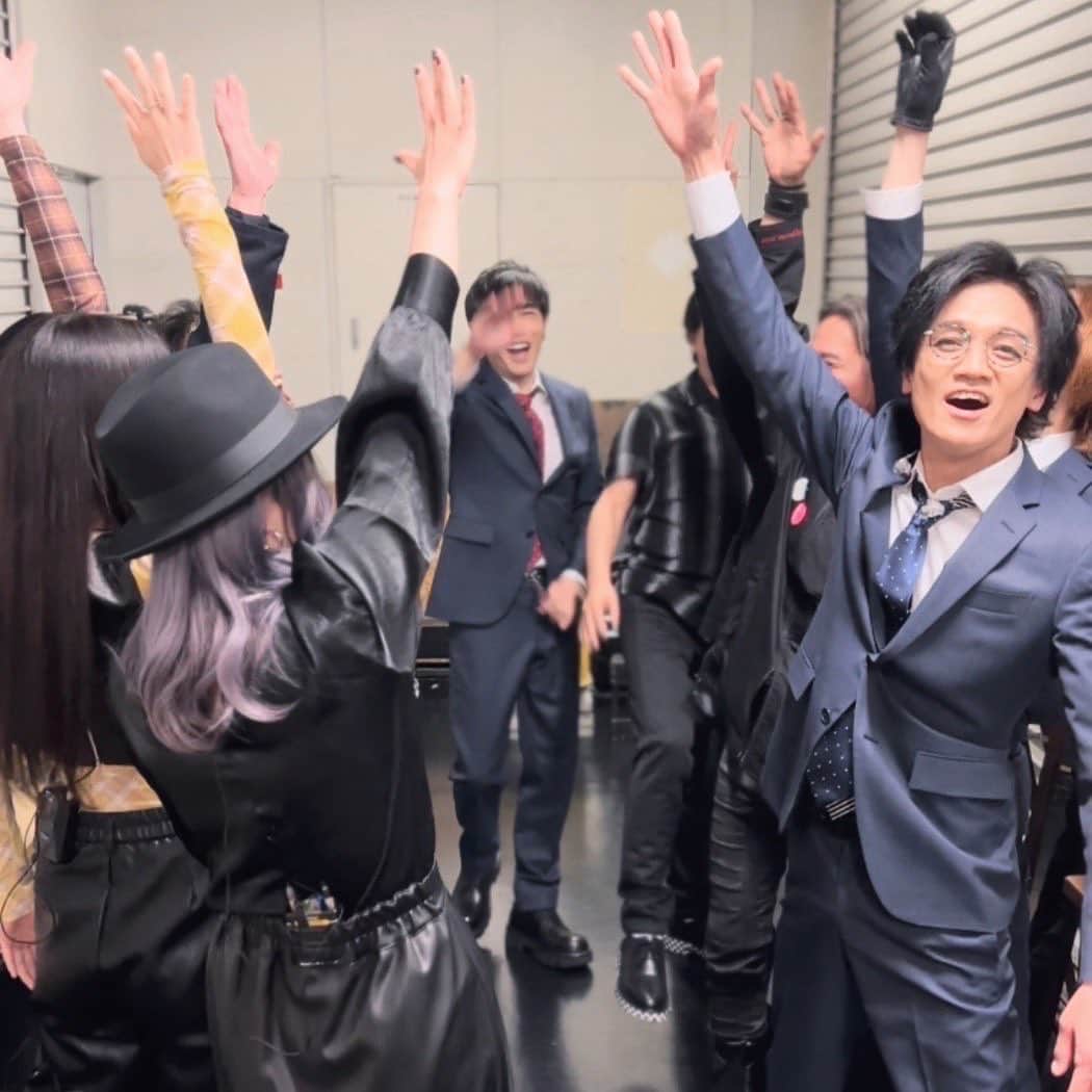 のインスタグラム：「最高だがや  『ロックオン！だがや！』の掛け声でスタートした #成田商事 #LittleBlackDress  #RockonSocialClub 「TokyoRecords Presents RockonSocialClub SecretParty」 めら(訳:ものすごく)熱い夜でした！ コール&レスポンスに感動✨ zepp名古屋は成田商事としてまた帰って来れた事もすごく嬉しかったです どんな天候でも遠くから足を運んで下さる皆さまにはいつも感謝しています 来て良かったと思って貰えるように、多少のエロさは大事にしつつ、精進します🤘  それから… 注意喚起があったインスタライブや許可のないLIVE中の録画、写真・動画の転載禁止についてですが、 知らずに間違えている方や、良かれと思ってしている方もたくさんいると思います そういう人達を見つけて攻撃せよという意味でもなく、あれもダメこれもダメと自分を押さえつけて辛い気持ちになって欲しいわけでもありません  お互いリスペクトし合って、自分に胸を張って楽しみましょう！  さてさて次は札幌をロックオン🦀🐏  #バターサンドと #生チョコにも #ロックオン😋」
