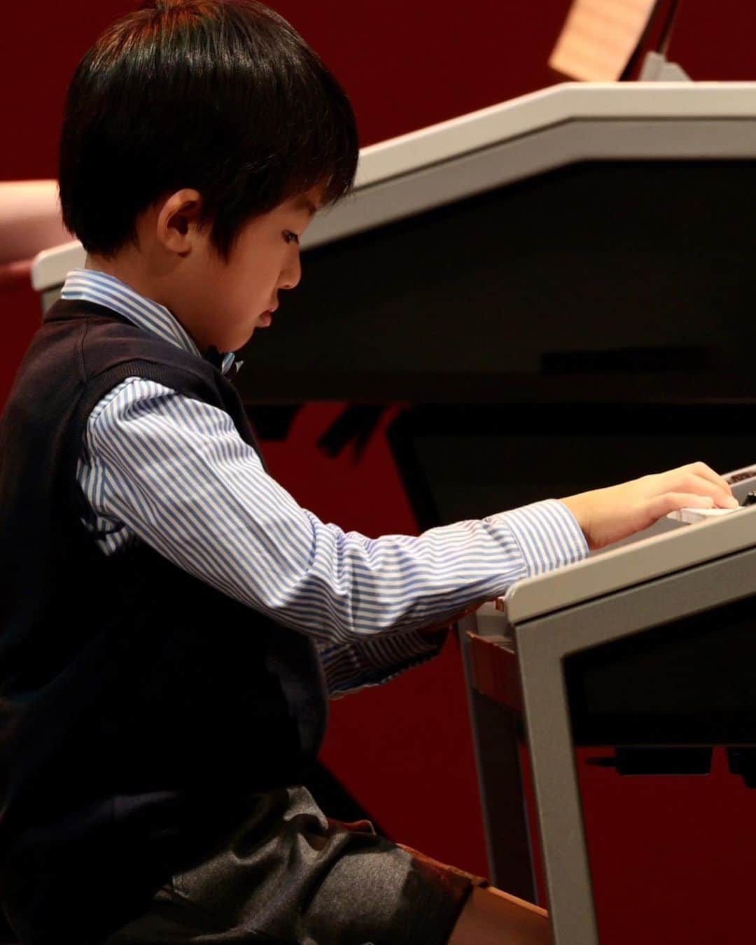 桜井奈々さんのインスタグラム写真 - (桜井奈々Instagram)「息子より親が緊張した ピアノ🎹の発表会♫🤣  無事終了！！！！！ 毎日に必死に練習してきた時間から やっと解放🤣  今年度の行事無事にコンプリート！！ 無事に元気に全参加✨✨  めでたし。めでたし。  息子、お疲れ様💕💕 よく頑張りました！  #ピアノ発表会 #ピアノ #５歳#幼稚園#男の子ママ #男の子 #男の子コーデ#ラルフローレン」3月19日 16時45分 - sakurai_nana7