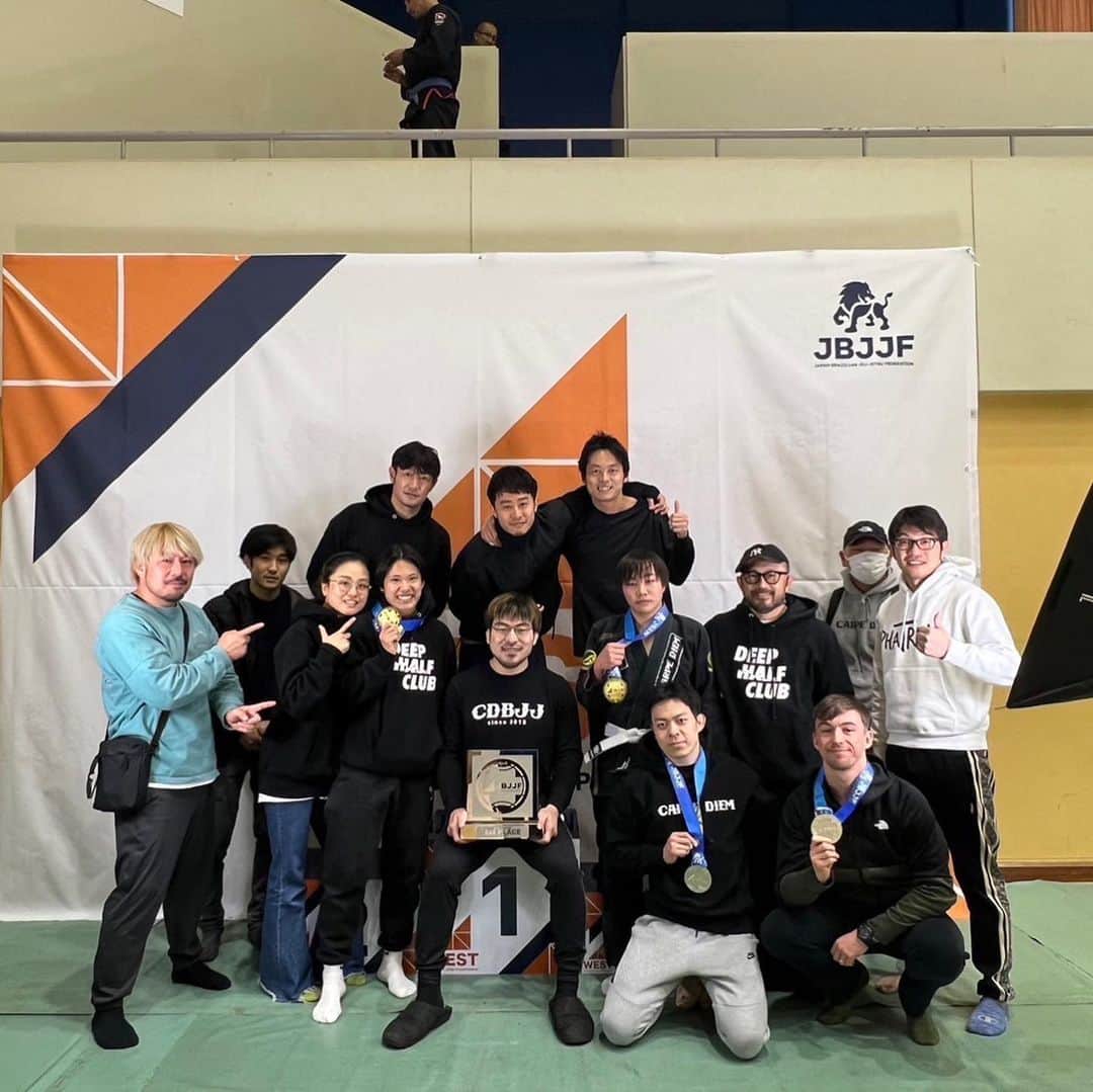 岩﨑正寛のインスタグラム：「JBJJF西日本選手権 CarpeDiem芦屋団体優勝しました。 皆さんの活躍のおかげです。 今回スタッフは出ずに会員さんだけで優勝できた事は道場においてもとても意味のある事だと思います。 これからも柔術を楽しみながら勝負の場も楽しんで下さい。 皆様お疲れ様でした。 @carpediembjj_ashiya  @jbjjf」