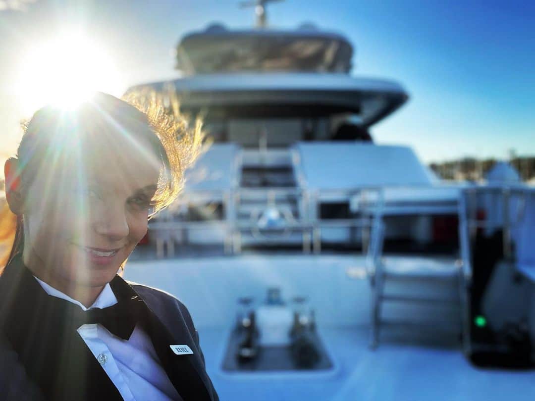 サラ・ウェイン・キャリーズのインスタグラム：「we’re baaaaack. yachting & plotting 🛥 #thecompanyyoukeep tonight (sunday) 🛥 @abcnetwork 10/9c - binge first 3 eps on @hulu」
