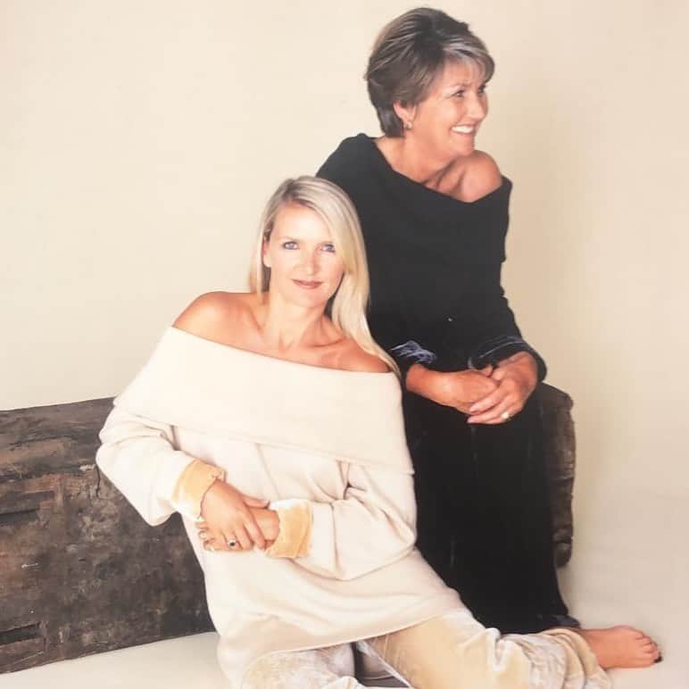アマンダ ウェイクリーのインスタグラム：「Mothers Day is a complex day for me... yes, I am lucky enough to have an incredible mother who loves me unconditionally with warmth and love, and in her 90th year she still, endearingly, mother’s me… It’s a privilege to be this wonderful woman’s daughter… and I love nothing more than loving her, making sure she feels cared for, nurtured and protected especially as my father and one of my brother’s are no longer around…   But I wont have a loving daughter, or son for that matter, to do the same for me … I am not looking for sympathy just providing a statement of fact… I have never had children…possibly because I was too busy creating and building a business…possibly because I was never with the right partner at the right time…possibly because I didn’t prioritise it …the end result is the same.   You would be amazed how often I am asked why don’t I have children? …a question I find quite invasive. In my opinion children are a gift not a God given right… a gift not bestowed on everyone for many different and at times, deeply personal or complicated reasons. In my humble opinion not everyone is equipped to be a parent… I am not sure I was, but that doesn’t stop me having a truly special relationship with my niece and nephews, I love them viscerally, as the family they are.   Am I at peace with my decision not to have children? 98% of the time I would say I am … however, I wouldn’t be human if I didn’t have moments of wondering “what if”… but I also believe there is no nirvana… you have children and it’s joyous but possibly not perfect… I don’t have children and I lead a joyous, full and fulfilling life, albeit without the nuclear family element … so not perfect but pretty damn good. I am always touched when other childless women reach out to me wanting to discuss their life choices in a frank and non-judgemental way… I never advise, but am always happy to share my thoughts and feelings about my journey in the hope that my transparency will in some way be helpful to them…  Carried on in comments 👇   #Amandawakeley #MotheringSunday #Mothersday #maternallove #agelessfashion #foreverstyle #timeless #Timelessfashion #WakeleyWomen」