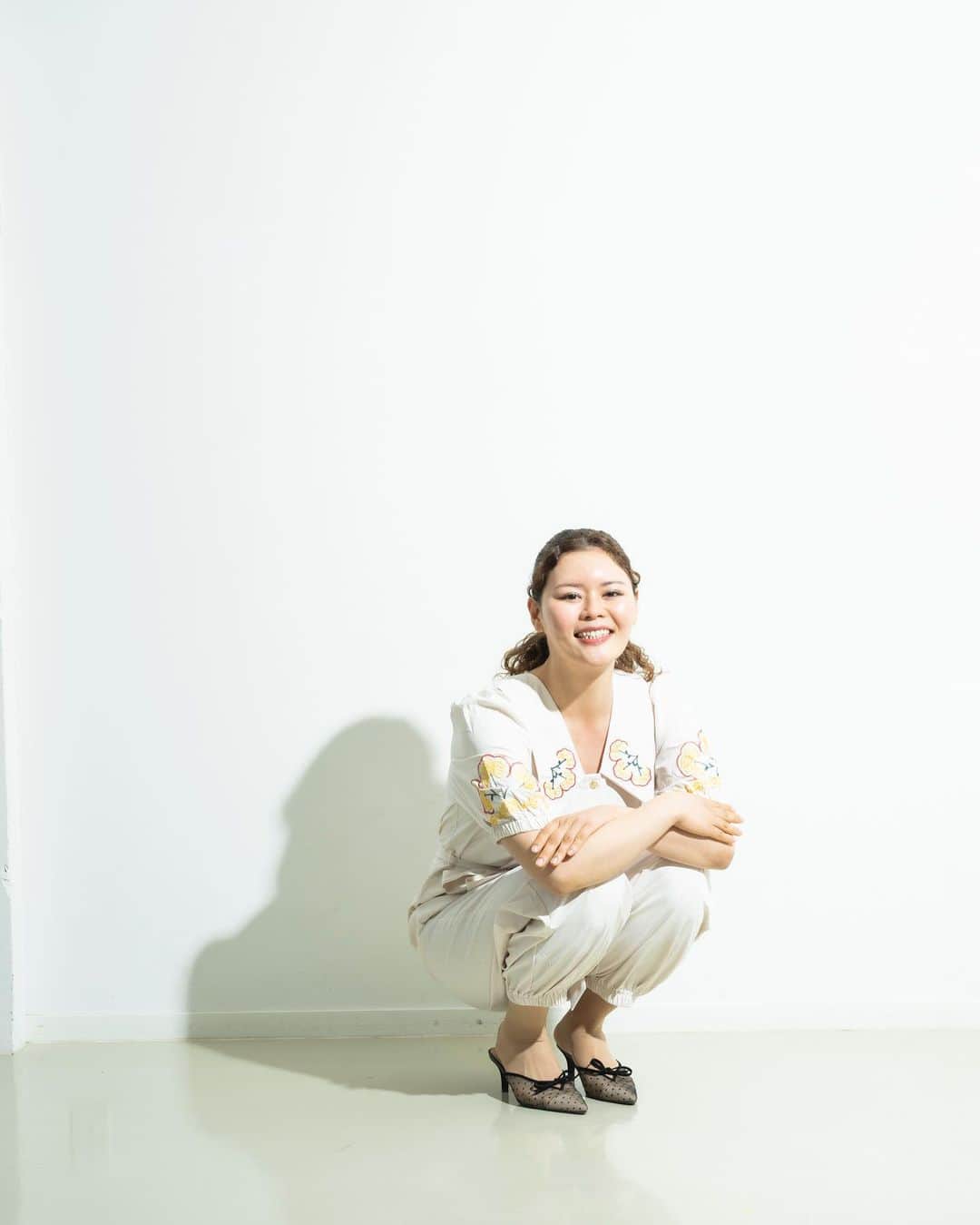 川面千晶のインスタグラム：「宣材写真③毎日すみません‼︎ ・ メイクさんは呼ばずに、自分でヘアメイクやりました😊 ・ （単純に節約のため😂） ・ 妊娠を機に縮毛矯正もやめて、地毛の癖毛で頑張ってます🥺 ・ #川面千晶」