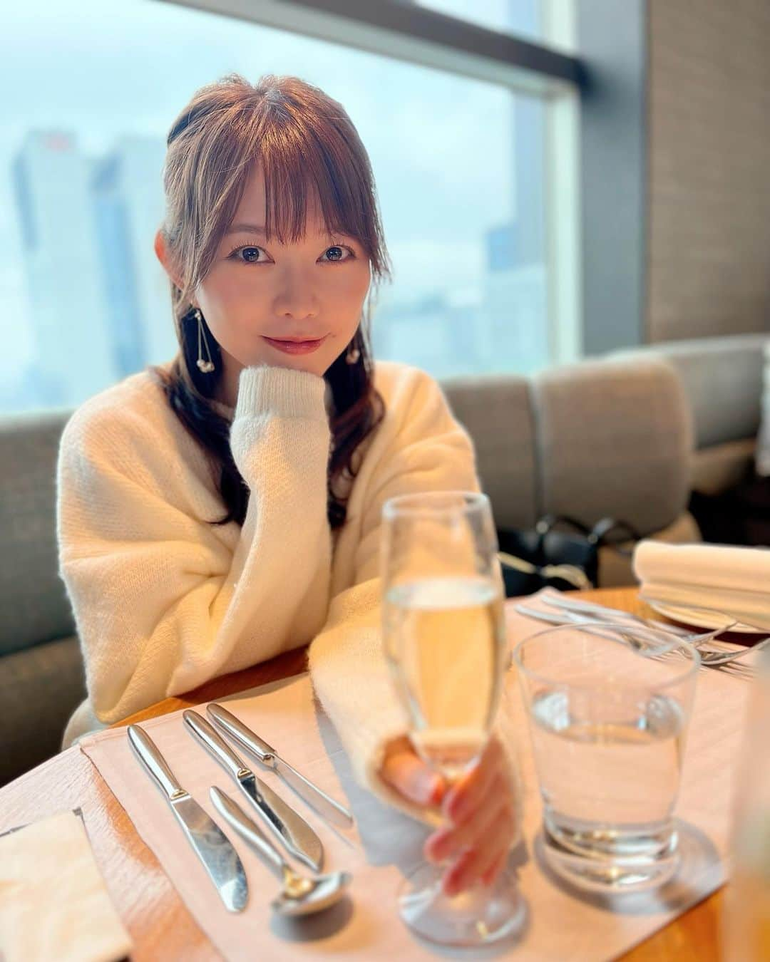 嶋村瞳さんのインスタグラム写真 - (嶋村瞳Instagram)「. 本当はパンが大好きで大好きすぎるけど、最近パン🍞を食べないように気をつけてたから、久しぶりに出来たてパン食べて、美味しくておかわりしちゃった。 フレンチとかに出てくる白パンが特に好き。 メロンパンとかクロワッサンも好きだけど、無というか、小麦粉そのものを感じたいから、ジャムとかマーガリンもつけずにそのまま食べたい派🤤  #小田急ホテルセンチュリーサザンタワー  #ランチ #景色綺麗 #新宿ランチ #パンが好き」3月19日 17時03分 - hitomi_shimamura_official