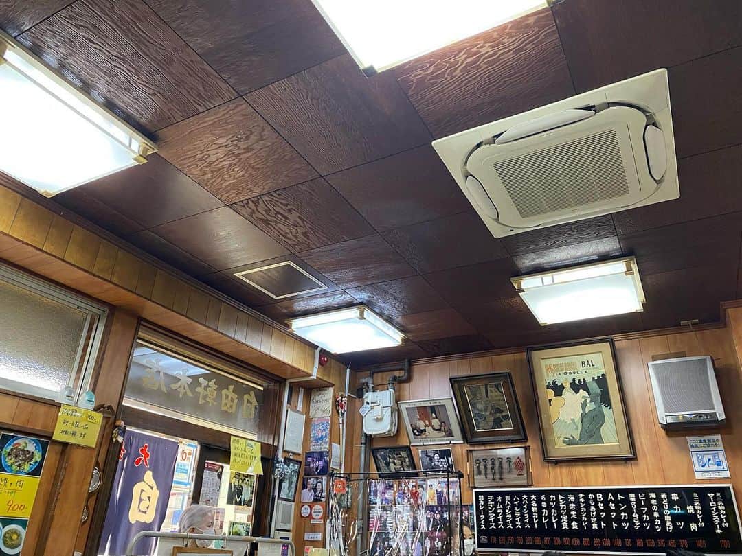 伊東秀和さんのインスタグラム写真 - (伊東秀和Instagram)「食い倒れの街 大阪✨ 老舗の定食屋の味が忘れられないなぁ。活気のある雰囲気も👌 いつもランチは、たこ焼きに行っていたので定食屋のボリュームと美味しさは、大きな発見でした✨✨✨ 帰り道と新幹線でも食を満喫。 大阪に行く、新たな楽しみが１つ増えました✅次回は6月です！ #大阪ランチ #発見レポ #カレー自由軒 #定食屋 #食い倒れ #美味しかった #定食屋巡り」3月19日 16時57分 - hide9a2019