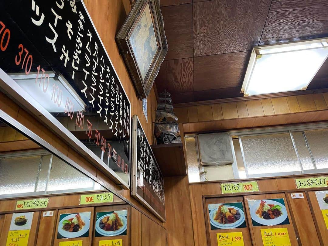 伊東秀和さんのインスタグラム写真 - (伊東秀和Instagram)「食い倒れの街 大阪✨ 老舗の定食屋の味が忘れられないなぁ。活気のある雰囲気も👌 いつもランチは、たこ焼きに行っていたので定食屋のボリュームと美味しさは、大きな発見でした✨✨✨ 帰り道と新幹線でも食を満喫。 大阪に行く、新たな楽しみが１つ増えました✅次回は6月です！ #大阪ランチ #発見レポ #カレー自由軒 #定食屋 #食い倒れ #美味しかった #定食屋巡り」3月19日 16時57分 - hide9a2019