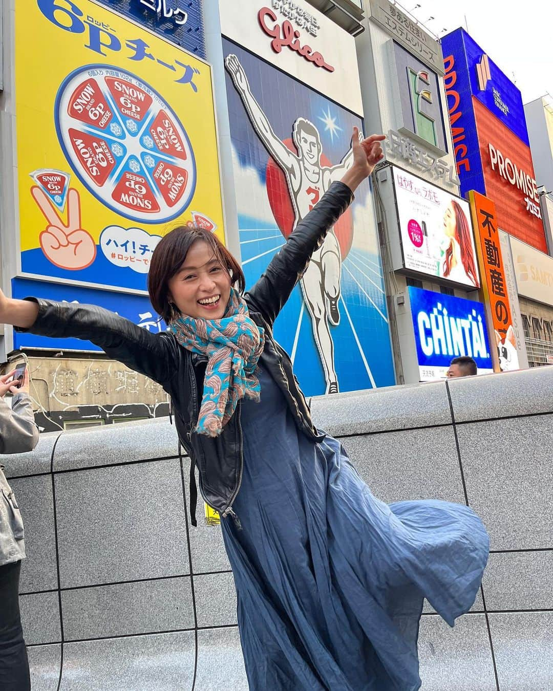 南早苗さんのインスタグラム写真 - (南早苗Instagram)「春の大阪旅　DAY2 『聖地巡礼』 なんばグランド花月へ！！！！！  もう何年振りか覚えていないくらい久々のNGK🤩 しかも、ラッキーなことに4年振りの 辻本茂雄さんの座長公演ときたら、これは行くっきゃない😍 1番大好きなしげじい❤️❤️❤️❤️ 抜群のテンポ感！アドリブ！ とにかく愛が溢れていました💓  嫌なことがあったとしてもそんなことは吹き飛ぶくらい、 全力で笑いました🤣 年間パスポートがあったらいいのに🤭  #大阪　#吉本新喜劇　#なんばグランド花月　#聖地　#しげじい　#辻本茂雄　#道頓堀　#お決まりのポーズ　#グリコ　#たこやき　#やまちゃん　#ミシュラン　#ビブグルマン　#ヤンニョムチキン　#韓国料理 #食い倒れの旅」3月19日 17時01分 - minamisanae