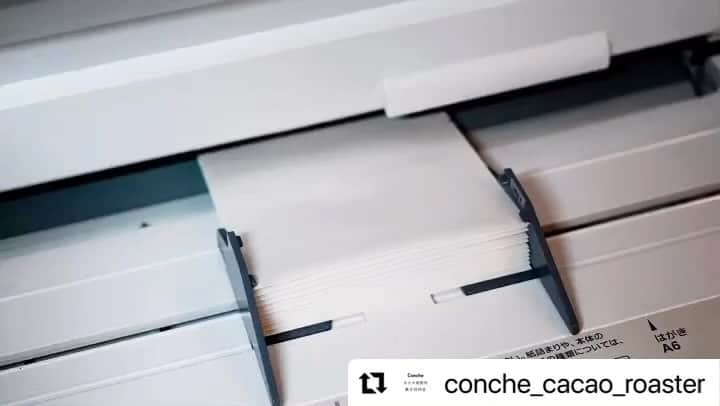 Concheのインスタグラム：「#Repost @conche_cacao_roaster with @use.repost ・・・ 《パッケージは無駄なく1袋単位で》  Concheは中身だけでなくパッケージも自社で製造しています。  自社オリジナル規格の密閉袋は、㍿日本製紙「シールドプラス®︎」を使用。 紙製のためプリンターで両面の印刷が可能で、真っ白の袋からチョコレート等製造時に必要な枚数分を製作しています。  過剰なパッケージの在庫を抱えることで余りをゴミにする事もなく、直接印刷するため［袋+シール］に比べて省資源かつ余計な手間も省くことができ、さらに優れた汎用性で多種多様なデザインに柔軟かつ迅速に対応できるメリットがあります。  シールドプラス®︎は循環型資源である木を原料とした環境に優しい素材で、かつ酸素や水分の透過を防ぐバリア機能を有した、持続可能社会の実現に貢献するパッケージ素材でもあります。」