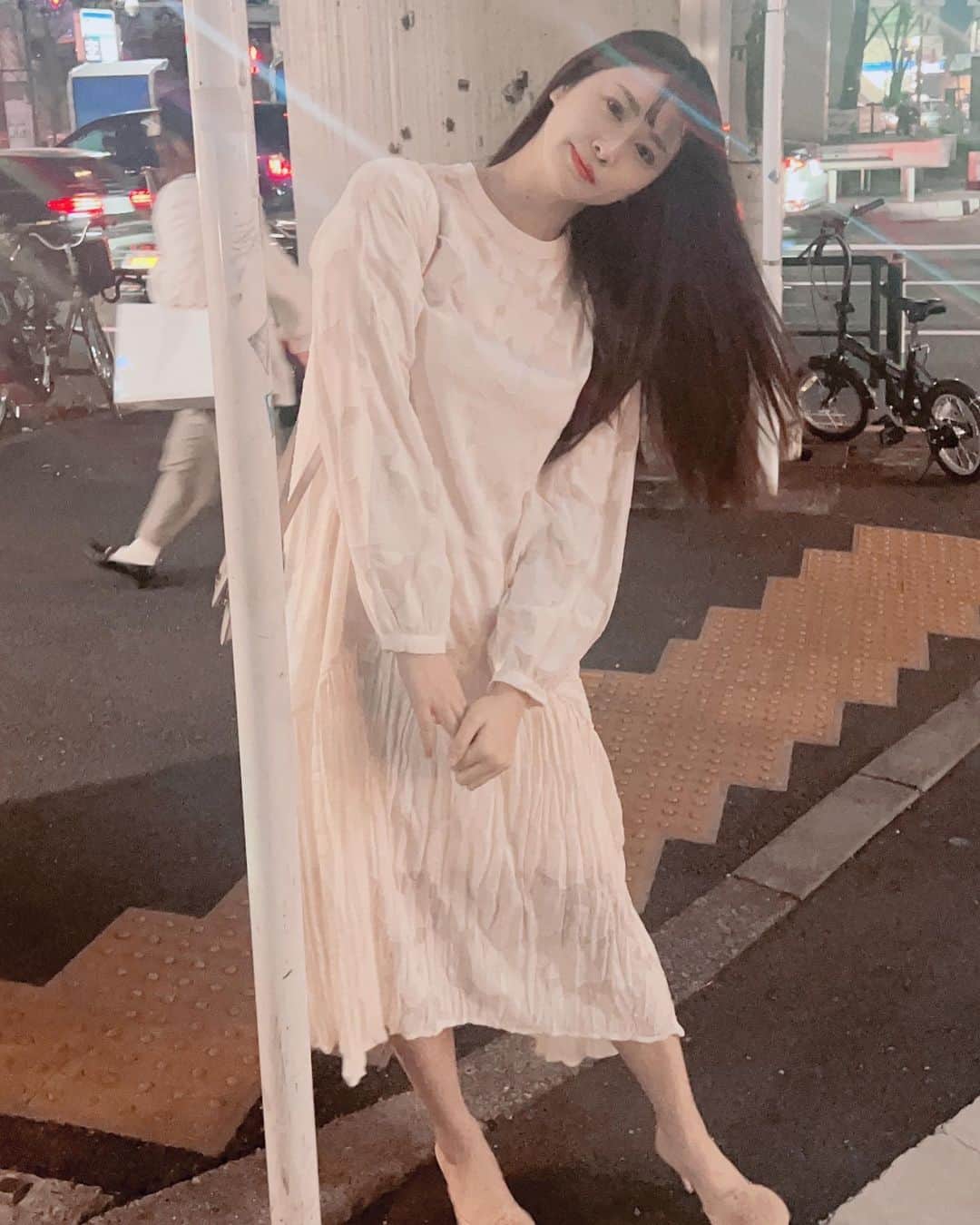 飛鳥凛のインスタグラム：「暖かくなってきたので最近ZOZOTOWNお洋服を購入しました✨  NEUNAのストラップリボンキャミロングワンピースと2WAYアームカットタートルリブニットロングワンピース  kastaneのシアージャガードレースワンピース👗  ローズリーファームのチュールハイネックＬＳです💕  白のチュールワンピはフンワリ動きがあって楽ちん可愛い😍 黒のリブニットワンピは腕のボタンを外せばケープっぽくも着れちゃうし チュールハイネックをリボンキャミワンピと合わせたら少し今年っぽい雰囲気でお気に入りですっ！！  頼んでから全て３日で届いて、今着たいを実現できました。暖かくなって衣替えが間に合ってなかったから助かった…😂 私は今回初めてZOZOTOWNを使ったので初回は2000円引きで購入できたよっ！！  Instagramだと @zozotown_girl に沢山のコーディネートが載ってるのでぜひ飛んでみてね💕   @zozotown_girl #ZOZOTOWN #ZOZOTOWN購入品 #ZOZO活 #PR #春服」