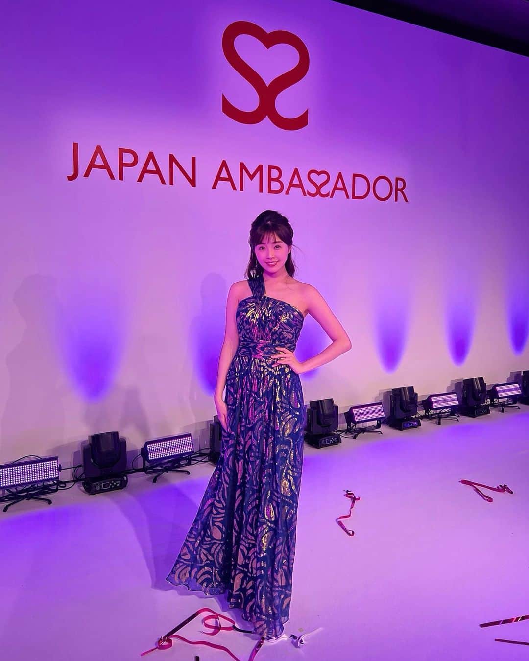 川村那月のインスタグラム：「Dressはいつでも女の子の夢ですね♡  ゴールドの光沢が素敵なドレスを着させて頂きました✨  MISS JAPAN AMBASSADOR司会のお仕事の後にステージにて📷💗」