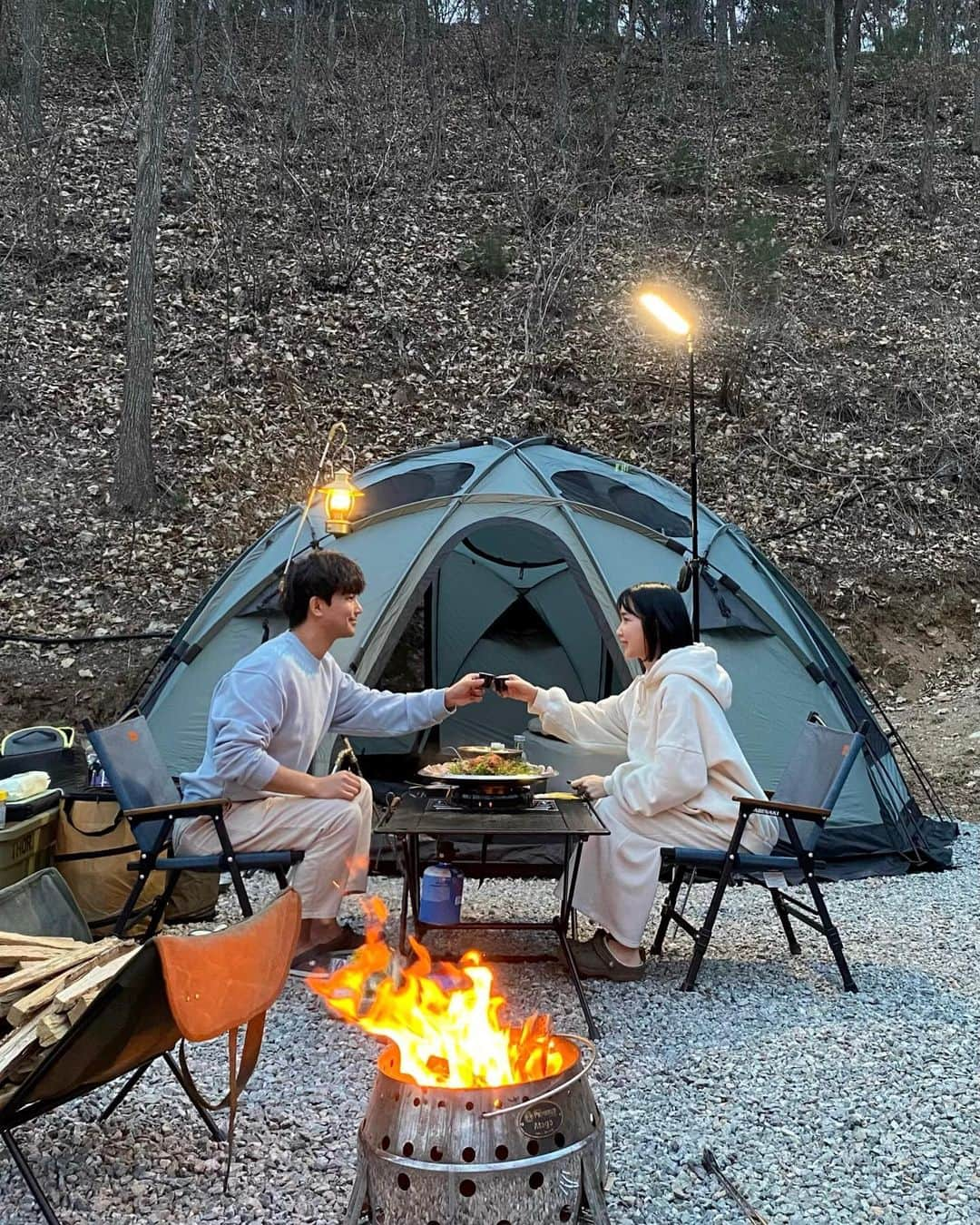 チョア のインスタグラム：「캠핑의 계절이 왔다🏕️ 남편이 준비한 봄맞이 #캠핑요리 #냉이쭈꾸미볶음 #냉이된장찌개 🌱  밖에서 테이블깔고 음식도 해먹고 위스키 한잔🔥 눈뜨니 우중캠핑까지 갓벽했던 이번 캠핑☺️  텐트 정보는 #필드돔쉘터 - 창문이 많아 개방감이 좋고 설치도 편해요 무엇보다 짱 예쁜 디자인과 카키색💚 @blackyak.official   캠핑장 정보는 #춘천더숲캠핑장  - 사이트도 크고 간격이 넓어서 프라이빗해요! 더 파릇파릇해지면 또 오고싶은곳!   텐트만 제품협찬 입니다🙌🏻」