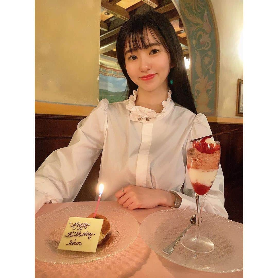 大島璃音さんのインスタグラム写真 - (大島璃音Instagram)「24歳になりました🎂 皆さま、お祝いコメント本当にありがとうございます。  ちょうど一年前に始めたInstagram。 一年でこんなに温かい素敵な場になりとっても嬉しいです✨✨  24歳も頑張りますので どうぞよろしくお願いします🕊  写真は先日、家族にお祝いしてもらった時のものです📸🥂」3月19日 17時15分 - rinon_ohshima