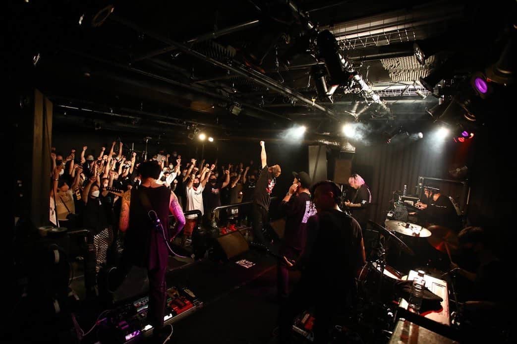 山嵐さんのインスタグラム写真 - (山嵐Instagram)「【LIVE PHOTO📸】 💉PAIN KILLER TOUR Season. 2💊  ■2022/9/19（月・祝）秋田Club SWINDLE  Photo by @photox_sho   ▶︎▶︎NEXT LIVE▶︎▶︎ 💉PAIN KILLER TOUR Season. FINAL🔥  ■2023/4/10(月)  渋谷Spotify O-WEST OPEN 18:00 / START 19:00  GUEST：AA=  🎫¥4,200 (+1D)  イープラス https://eplus.jp/ チケットぴあ  https://t.pia.jp/ Pコード：237-327  #山嵐 #PAINKILLER #PAINKILLERTOUR」3月19日 17時17分 - yamaarashi07