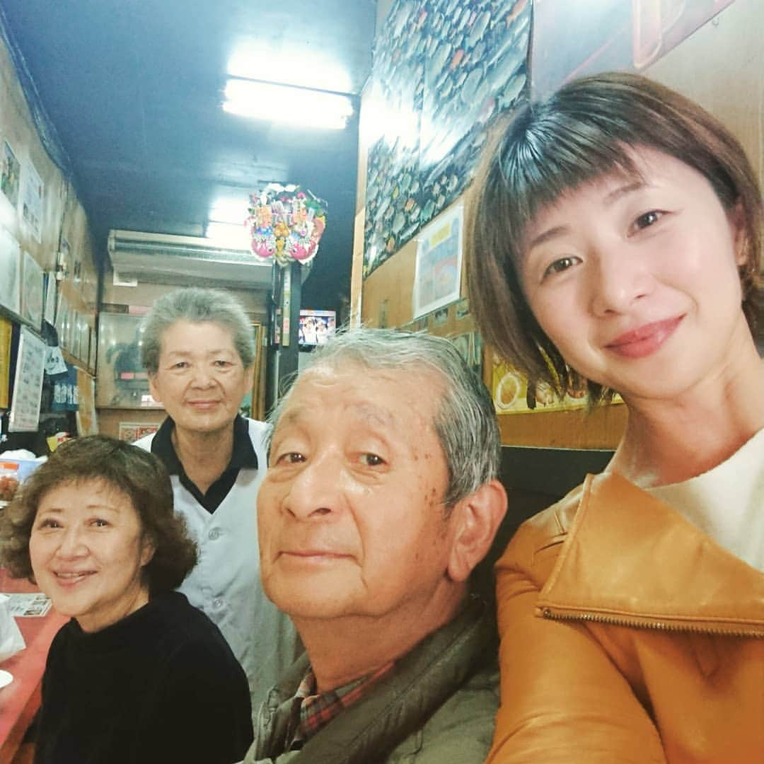 富永美樹さんのインスタグラム写真 - (富永美樹Instagram)「今日は#親孝行 の日😁#人情町中華 の放送を見た父が 「あの、ニンニクたっぷりの肉なす炒めを食べたい」 とのことで連れて行きました  私のお気に入り#タンメン #わんたん 入り もちろん大人気の#五目チャーハン も  #父 と、とっても元気な#おかみさん は #78歳 #同い年  一番左が#mymother 😁 父からは#ちゃめさん と呼ばれています #お茶目 だかららしい 笑  #町中華 #菜来軒 #墨田区  #両親 #家族写真  おかみさんありがとう  #明日 午後４時から #qvc #生放送 です！ #qvcjapan #発酵食品 #冷凍食品  #通販 #通販グルメ お時間ありましたらおつきあいお願いします！😊」3月19日 17時22分 - miki.tominaga.official