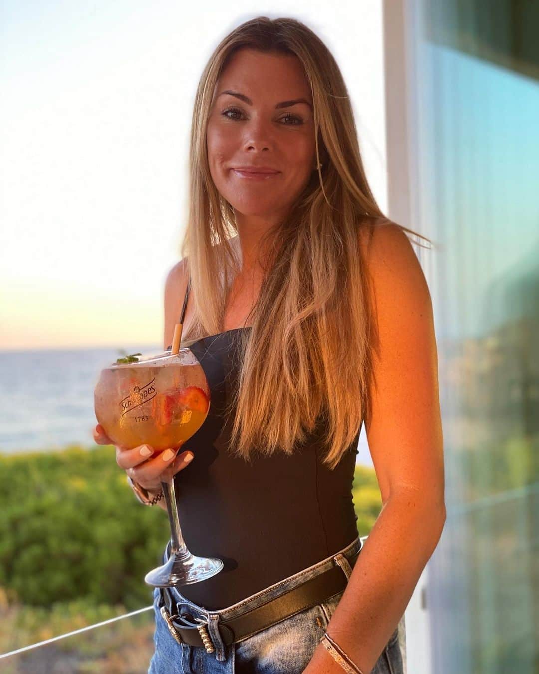 ジョン・テリーのインスタグラム：「Happy Mothers Day @toniterry26  The BEST Mummy in the world to our beautiful babies Georgie & Summer. We love you Toooooooooooooooooo Much 💙❤️」