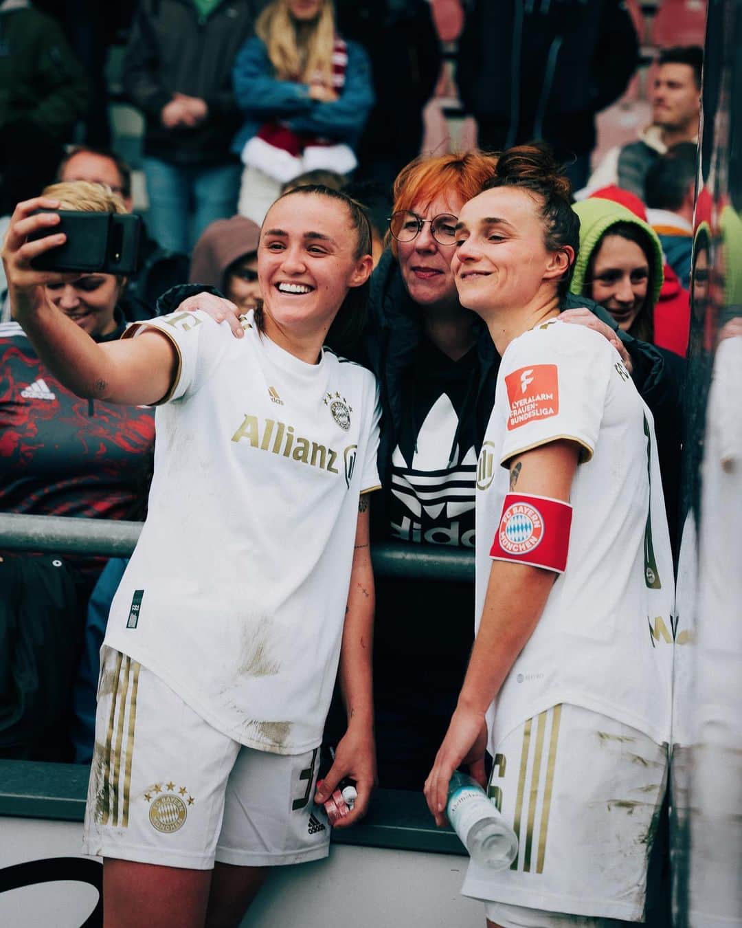 Lina Magullのインスタグラム：「about yesterday… 3 points ✅🦾 @claudiamagull biggest fan ✅ @mandy_islacker 😘  #fcbayern #ladies #goodwin #butterchicken」
