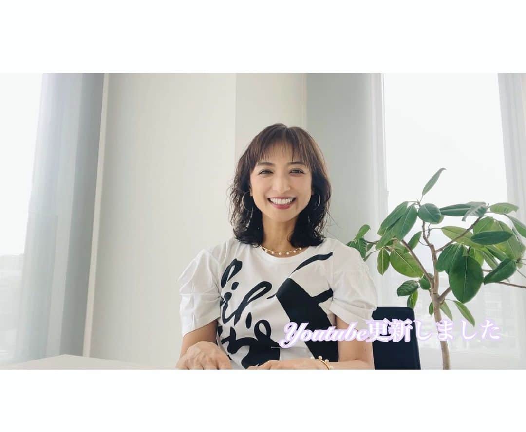 のインスタグラム：「YouTube更新しました。 今使っている化粧品のお話です。  ただまったりと紹介してる だけの動画、、 眠くなりませんように😆  YouTubeへは プロフィールから アクセスしてください❣️ #モッチーchannel #細々やってます #最初の意気込みどこいった #美容#化粧品#メイク #アラフィフ #アラフィフメイク」
