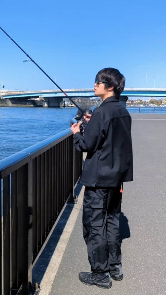 外山将平のインスタグラム：「青空の下 キャストが気持ちいい。 デイゲーム良き。春。　　　　　　　　　　　　　　　　　　　 　　　　　　　　　　　　　　　　　　　　　　　　　　　　 APIAさんの試投会に行ってきました🐟　　　　　　　　　　　　　 　　　　　　　　　　　　　　　　　　　　　　　　　　　　　　【タックルデータ】　　　　　　　　　　　　　　　　　　　　　　 ［ロッド］APIA　Foojin'Z | TESTAMATTA 88MH　　　　　　　　　　　　　　　　　　　　　　　　　 ［リール］DAIWA　18 イグジスト LT4000-CXH　　　　　　　　　　　　　　　　　　　　　　　　　　 ［スプール］STUDIO OCEAN MARK　NO LIMITS 18EX4000SS/S　　　　　　　　　　　　　　　　　　　　　　　　　　　　　　　　　　　　　　　　 　　　　　　　　　　　　　　　　　　　　　　　　　　 　　　　　　　　　　　　　　　　　　　　　　　　　　　 #BlueBlue #アングラーズマイスター　　　　　　　　　　　　　　　　　　　　　　　　　　　　　　　 #TOKYO　　　　　　　　　　　　　　　　　　 #APIA #Biteme　　　　　　　 　　　　　　　　　　　　　　　　　　　 　　　　　　　　　　　　　　　　　　　　　　　　　 　　　　　　　　　　　　　　　　　　　　　  ◆釣りにかかわらず､出たゴミは持ち帰りましょう！ 一人一人の意識で自然は守れます。 釣り場､自然を大切に🐟　　　　　　　　　　　　　　　　  ◆キャスト時は必ず後方確認をして ルアーや針が歩行者､同行者に当たらないようにしましょう。　　　　 　　　　　　　　　　　　　　　　　　　　　　　　　　　　　　 ◆釣り際はライフジャケット着用をお願い致します。　　　　　　　 命を守りましょう！　　　　　　　　　　　　 　　　　　　　　　　　　　　　　　　　　　 ◆YouTube⇩(始めました！チャンネル登録お願いします😊) https://youtube.com/channel/UC07x3DbJCNv_gAFvAjaWQMQ　　　　　　　 　　　　　　　　　　　　　　　　　　　　　  ◆アングラーズ↓🎣 将平(syohei) https://anglers.jp/users/530231 こちらもチェックお願い致します🐟　　　　　　　  ◆Twitter↓ https://mobile.twitter.com/syohei_1108 こちらもフォロー宜しくお願い致します！🙇‍♂　　　　　 　　　　　　　　　　　　　　　　　　　　　　　　　　　　　　　　　　　　　　　　　　　　　　　 　　　　　 　　　　　　　　　　　　　　　　　　　　 　　　　　　　　　　　　　　　　　　　　　　　　　　　　 #今日の外山 #俳優 #外山将平  #釣り好きな人と繋がりたい #釣りスタグラム #シーバス #東京湾奥 #釣りの成長記録 #釣りで人生を豊かに  #fishing #lurefishing #lure #bass #catchandrelease #fish #fishinglife #bigfish #lunker #angling #instafish #saltlife #bassfishing #seabass」
