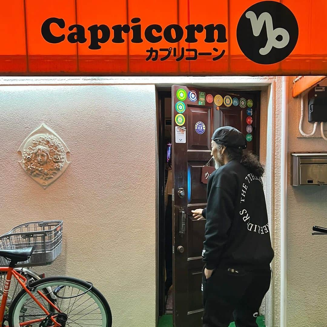 しげるちゃんさんのインスタグラム写真 - (しげるちゃんInstagram)「人生初、中野の商店街の中にあるスナックにも行ったんだけどベイノア君との写真しかない！みんなから送られてくる写真も全て、この2人のツーショットのみ（笑）ある意味、キャラ強めな2人よねw　 中野の昭和スナックめちゃくちゃ楽しかったのよ～　 絶対にまたリピしたいと思ってまーーーーっす　　 中野が熱い♥️♥️ #中野 #中野ブロードウェイ #中野サンプラザ #スナック #Capricorn #73r #昭和レトロ #love #カラオケ #🎤」3月19日 17時39分 - shigeru39