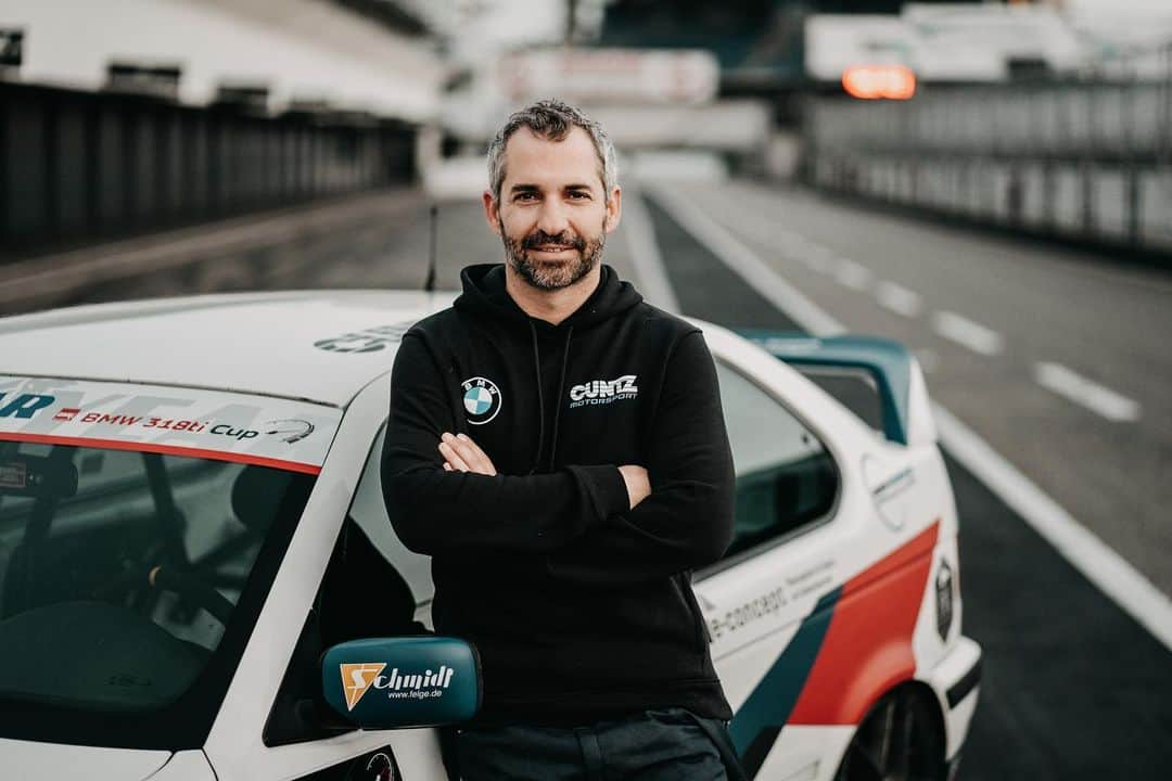 ティモ・グロックのインスタグラム：「Timo Glock startet beim Saisonauftakt des DMV BMW 318ti Cup in Hockenheim  - ehemaliger Formel 1 und DTM Pilot mit Gaststart in Hockenheim  - Cuntz Motorsport führt Einsatz aus Cuntz Motorsport startet mit einem prominenten Gastfahrer in die neue Saison des DMV BMW 318ti Cup. Der ehemalige Formel 1 und DTM Pilot Timo Glock wird am Steuer des etwa 140 PS starken Cup Fahrzeugs Platz nehmen und auf rund 50 andere Teilnehmer treffen.  Mit 95 Formel 1 Grand Prix und 146 DTM Starts gehört Glock zu den wohl bekanntesten deutschen Rennfahrern der Gegenwart. Glock, der rund 60 Kilometer vom Hockenheimring entfernt aufwuchs, verbindet mit der badischen Traditionsrennstrecke eine enge Geschichte. So konnte Glock dort 2013 seinen ersten DTM Sieg feiern.   Trotz aller Erfahrung im Motorsport wird der DMV BMW 318ti Cup für Glock eine völlig neue Erfahrung. „Du musst für jedes hundertstel und tausendstel kämpfen bis zum Verrück werden, jeder Schaltvorgang und die Drehzahl muss passen […] schon lange bin ich kein Rennauto mehr mit H-Schaltung und Kupplung gefahren. […] Das ist schon wirklich eine große Kunst“ (Zitat Timo Glock).」