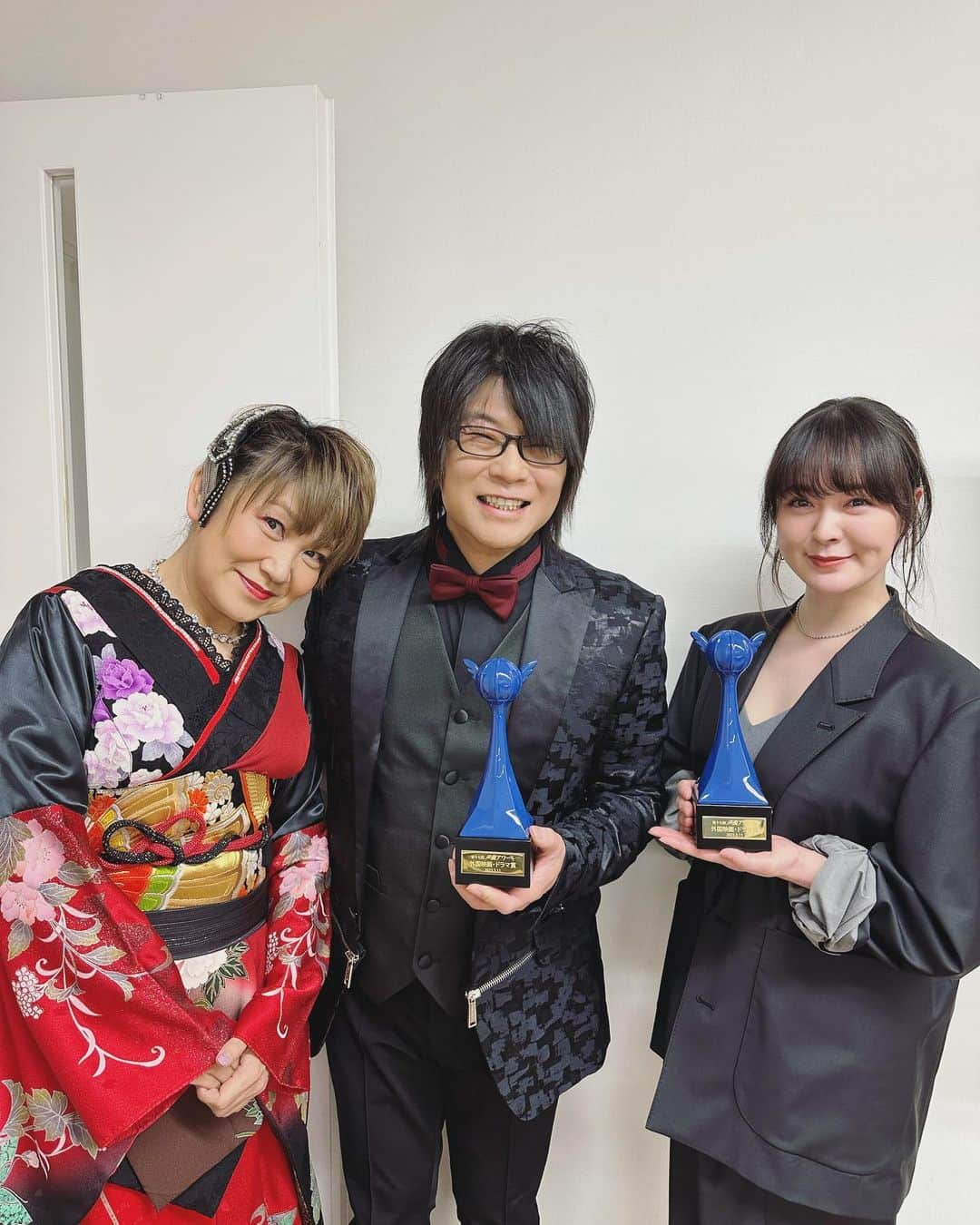 貫地谷しほりさんのインスタグラム写真 - (貫地谷しほりInstagram)「森川智之さんと 松本梨香さんとも撮っていただきました(o^^o)嬉しい！ 同じ外国映画・ドラマ賞を 授賞した森川さんはとても紳士で 緊張をほぐしてくださいました。 ありがとうございました。 #声優アワード #サトシ と#トム と記念写真(*´꒳`*) #豪華 だ」3月19日 17時46分 - shihori_kanjiya