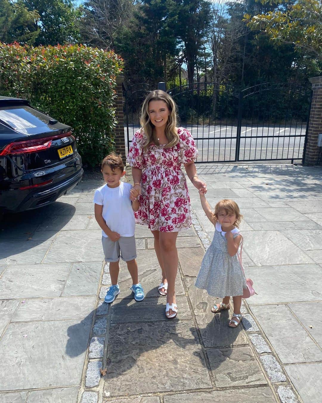 のインスタグラム：「Happy Mother’s Day! Thank you for being the best mummy to our kiddies! ♥️ we love you! 💐💐💐」