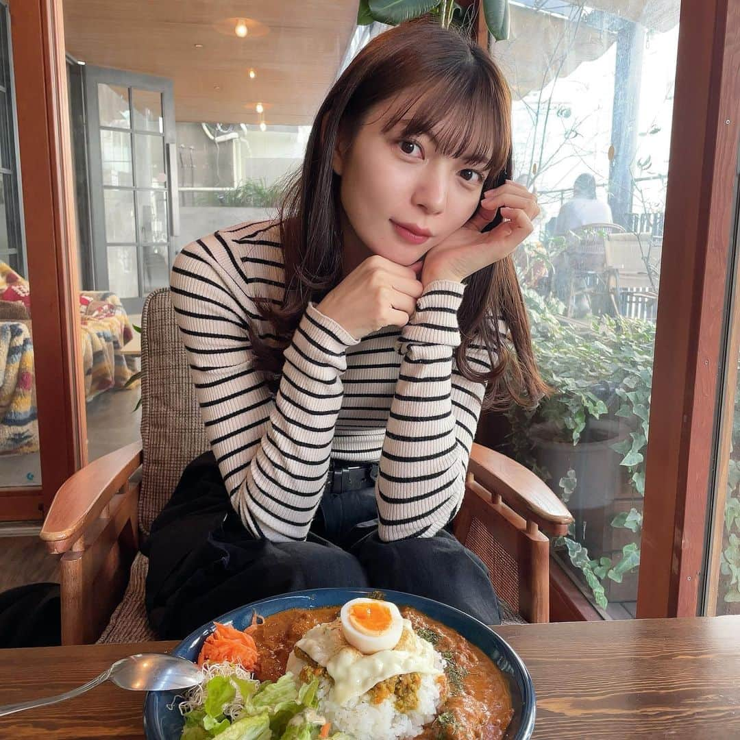 美緒のインスタグラム：「🍛🤞🏻😀  友人と美味しいキーマカレーを食べました🍛 色々とやりたい予定があったのに、2人でいると行き当たりばったりになり解散する頃には全く違う1日になっているので面白かったです🤞🏻 話をしている時もお互い脱線し合うので、何話したっけ？ってなります😀  (本当は香水を買いに行きたかったのに、花粉で鼻詰まりがすごく断念しました。)  #instadaily #instagood #curry #friend #lunch #キーマカレー #次は何しようね」