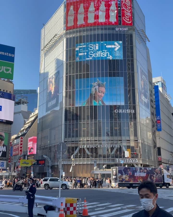 池内啓人のインスタグラム：「🌸👽🌸🛸🌸  Shibuya Scramble Square SCRAMBLE SPRING 2023 @shibuya_scramble_square ⁡ Cast: Rina Ohta / @whoisrinaohta ⁡ Art Director: Kei Sakawaki / @keisakawaki Movie Director: Hideto Hotta / @hotta_hideto Director of Photography: Yuki Ono / @yuukioono Music: Odottebakarinokuni / @odottebakarinokuni_official Movie Producer: Satoru Mizuno / @satoru_mizuno_ Photographer: Fish Zhang / @fiiiiiish Stylist: Marie Higuchi / @mariehiguchi Hair & Make-up: Yuko Aika(W) / @yuko_aika Nail: Saya / @sayapipipipi38 Head Piece: IKEUCHI / @_ikeuchi Creative Direction & Production: RCKT / Rocket Company* / @rckt_rocketcompany @satokomuroga ⁡ Agency: JR East Marketing & Communications,Inc. Year: 2023 ⁡ #shibuyascramblesquare #scramblespring #渋谷スクランブルスクエア #ikeuchiproducts #readymade #cyberpunk #neotokyo」