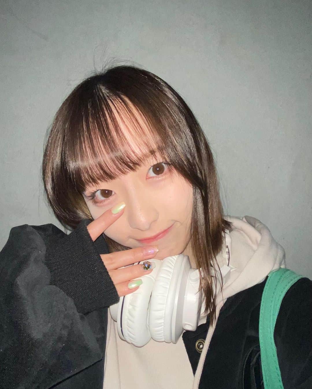のインスタグラム：「マーチンからチラッと見える いつ出来たかわからない左足のアザと メイクうまくいったから iPhoneカメラで自撮った私」
