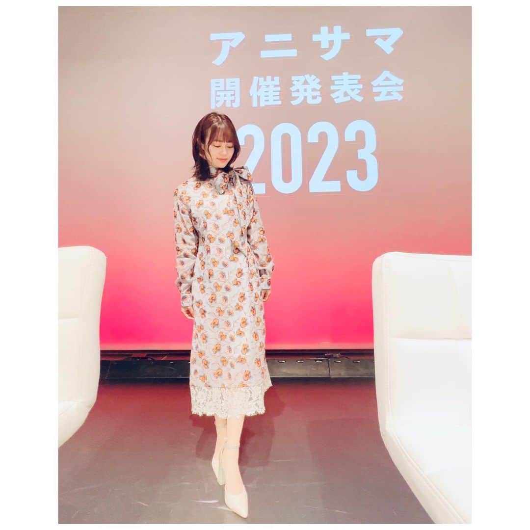 伊藤美来のインスタグラム：「スタイリストのナミキアキです🙇‍♀️  本日アニサマ2023開催発表会の衣装着用写真です🤳💕  ちょっぴりドレスアップしてもらいました👗✨  8月27日(日)の本番も楽しみですね！✨  #アニサマ2023 #伊藤美来 #みっく衣装   By @akinamiki_stylist」