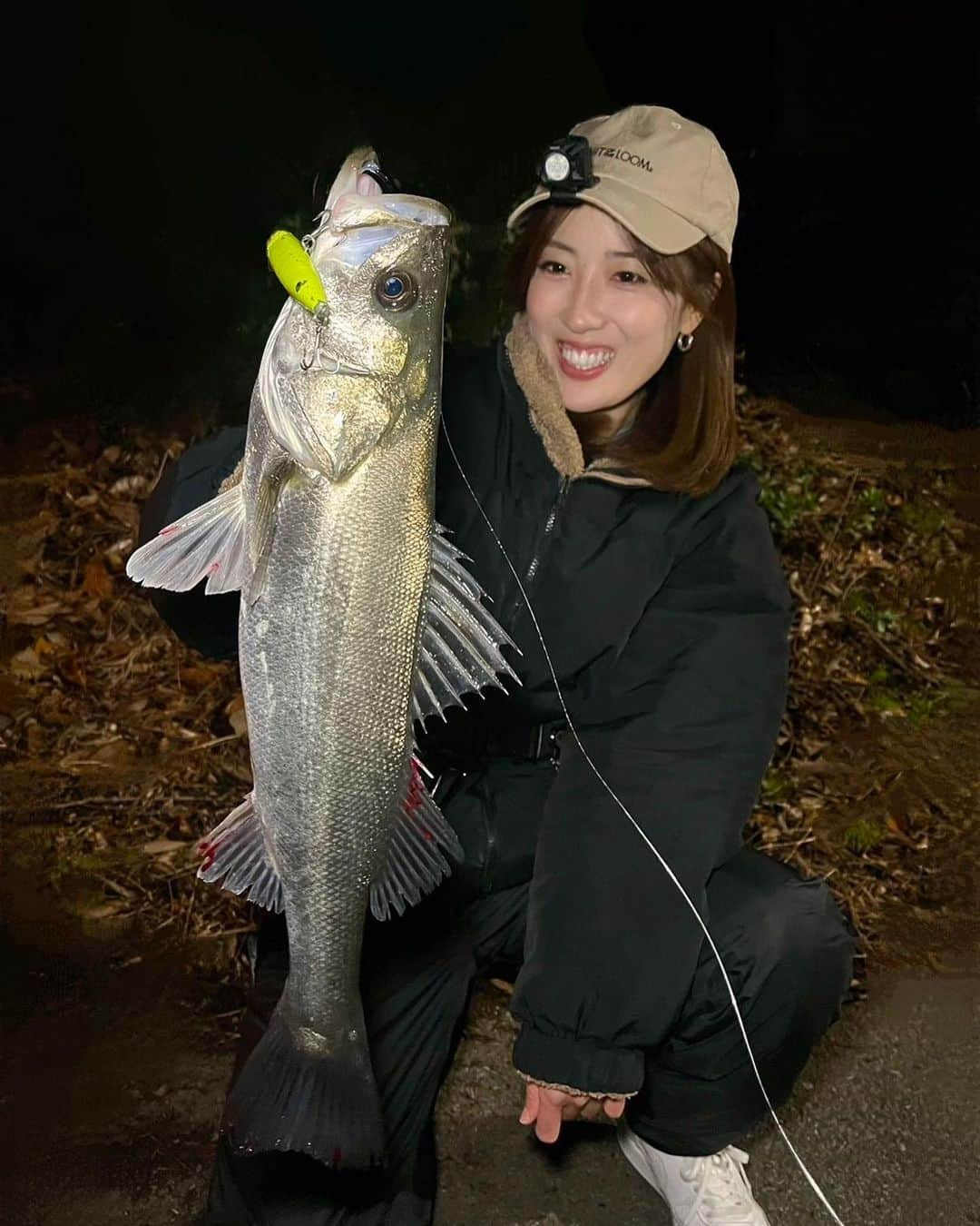 岡田万里奈のインスタグラム：「. . . . 世間が西日本釣り博で盛り上がってる中、 わたしは東京に残って、夜な夜なパトロールしてます🫡 （頼まれてないけどw） . そんなわたしに同情してか、 昨日はシーバス2匹が遊んでくれました。笑 . YouTubeも含め、撮影抜きの釣りをしたのはいつぶりかな？ カメラを回さないと釣れるのは 不動の七不思議の１つですねw . ルアーを目の前にぶら下げただけで、 ためらいなく食ってくるようなピュアピュアなシーバス🤣 いつまでもその心を忘れないでいてほしいです。 . と思った2分後には、スレたシーバス。 #シーバス賢い . . . #シーバス #シーバス釣り #シーバスフィッシング  #スネコン #スネコン90s  #釣り女子 #釣りスタグラム  #blueblue #bluebluefishing #bluebluejapan  #seabass #seabassfishing  #catchandrelease #fishinglife #fishinglures #fishinggirls」