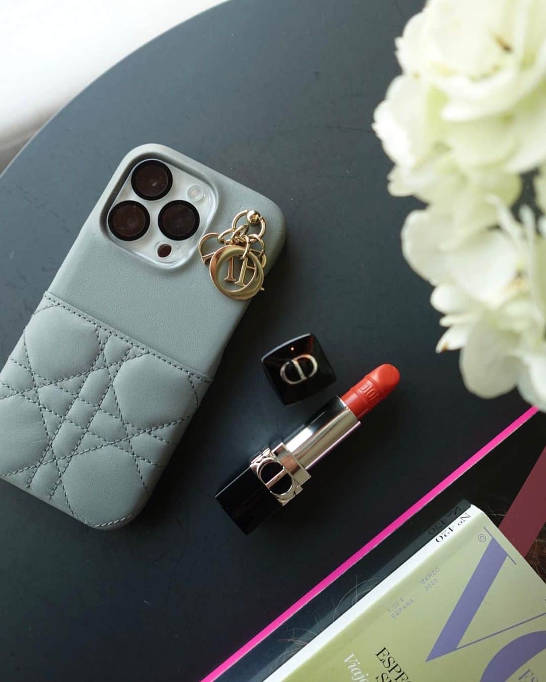 のインスタグラム：「New iPhone case🤍 子供ができてから自分の荷物は iPhoneとリップのみ💄  そんな最近のお気に入りは Dior MITZAN COLLECTION ルージュディオール540 シルキーコーラルはイエベさんの春メイクにもぴったりで、顔色をパッと明るくしてくれます✨  564は軽やかにオシャレ感を出したい日に。963は違うわたしになりたい日に登場します☺️🤍  どちらもマットですが強くなり過ぎず、柔らかい質感がお気に入りです❣️✨✨  リップで変化をつけると いつもの自分も違って見える🌸  お洋服も春めいてきたので リップも衣替え✨✨  (よくみると使用感ありまくりですね🫣笑)  #dior #rip #デートメイク　#鞄の中身」