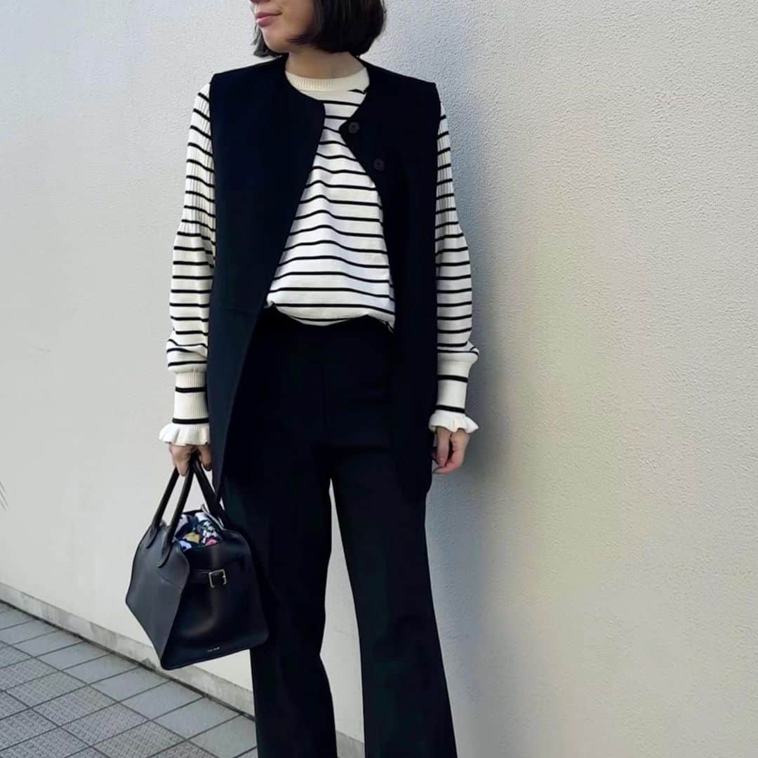 aki_closetのインスタグラム：「. バッグの中身が丸見え🫣  アウターなしのお出かけうれしいな◡̈⋆*  #machatt #adametrope  #therow #margaux10」