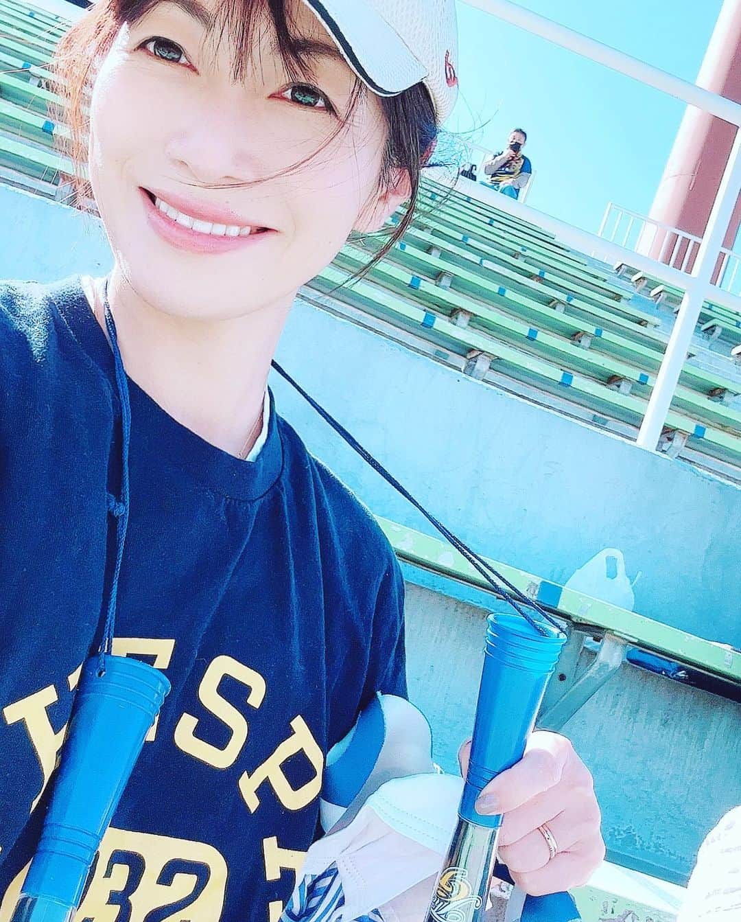 のインスタグラム：「【 ザスパ観戦4回目❤️】 毎週土日午前中は息子のサッカー教室か、試合があり、 または私が仕事が多く ナイターに行くにはまだ6歳と一歳だなから難しく  昼の試合が始まったら、または春休みになったら試合観戦しよう❤️と思ったら今日はちょうど  仙台戦だし、 息子も見に行きたい！と言ったので  息子のサッカークラブの練習と、6学年の卒団式を終えて急いで向かいました。 到着すると一点差で負け  そのあと同点に追いついてめちゃくちゃ盛り上がったけど 最終的に負けました😭  6歳の息子が何を思ったのか  「もっとカットの上手い人、早い人が必要だよね」と、、 日頃監督やコーチに言われている事なのかめちゃくちゃ何目線かわからないことを言ってました苦笑  楽しかった❤️  #ザスパ  #サッカー観戦」