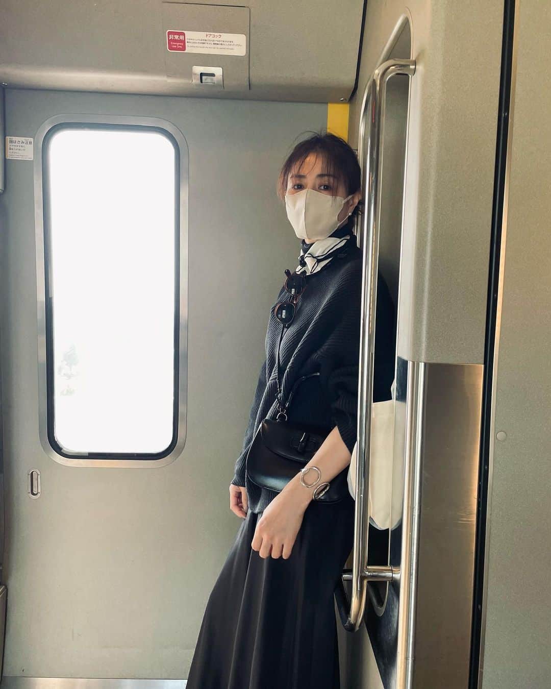 のインスタグラム：「旅の備忘録 期末テストを終えた娘とふたり旅 京都から始まり、山中温泉、金沢へ  サンダーバードに乗り急ぐも遅延で座れずデッキでの移動。さすがにしんどくて会話がなくなる。  山中温泉は泉質が素晴らしく寝具も快適で こんなに早寝、遅起きはいつぶりだろうか。 夕食も朝食も素晴らしかった。  金沢では駅中でおでんを食べて駅ビルで 娘の髪留めやリップを買うのにつきあって 東茶屋街をお散歩  お土産に99歳の酒屋さんの店主のお爺さまが つくる箸置きを買って。  成り行き任せの旅はハプニングもあるけど喜びも多い。  もう次の旅に出たくてうずうずしてる。」