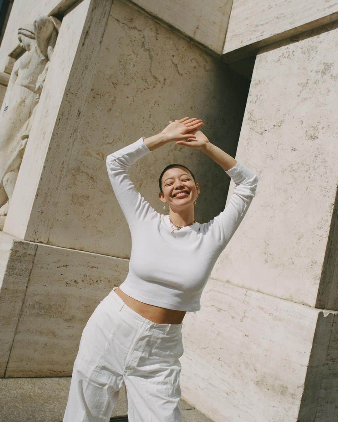ナオミ・シマダのインスタグラム：「I reach for  the sun  and she  reaches back for me 🌞  @michaelstarsinc  #michaelstars」