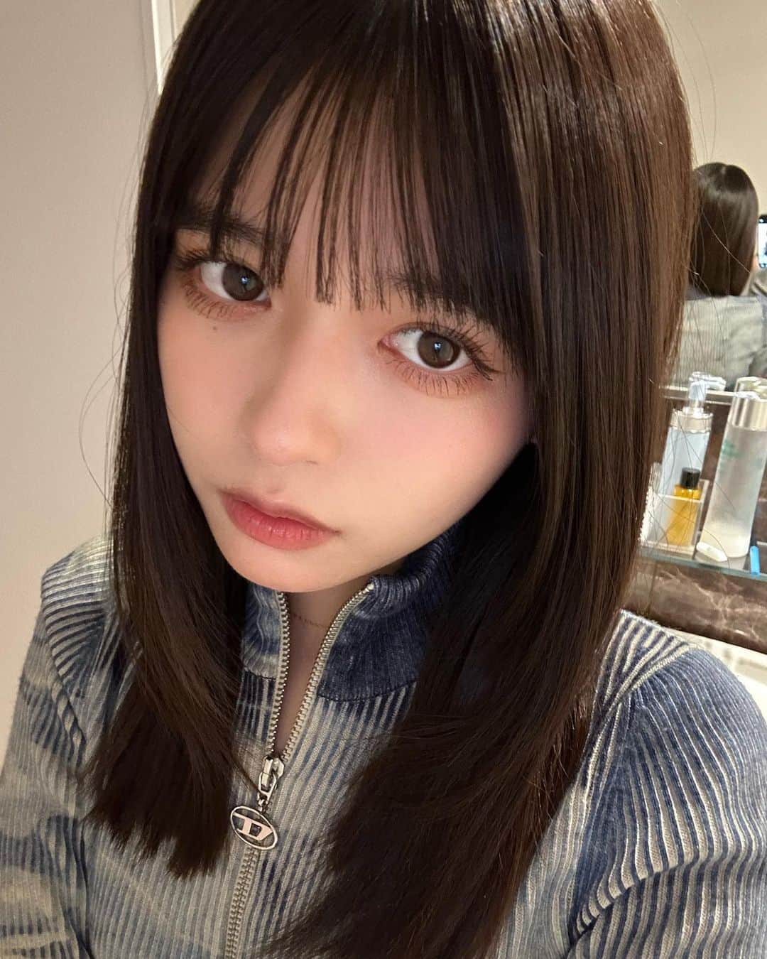 景井ひなのインスタグラム：「_ 好きで何度かリピしてるdejavuから デジャヴュ 密着アイライナー 極細クリームペンシル  ダークブラウンが新発売されました☺︎ なめらかでスラスラかけるのに、 にじまなくて夏でも目もとの心配いらずで ずっとお世話になってる！ しかも極細になった事でより描きやすくて いつもの長め跳ね上げラインも綺麗に◎ . 今回使ってるカラーはダークブラウンなんだけど、 強く柔らかい印象な目もとになれるのがすごくツボ🫶🏻 . バラエティストア、イミュECに加えて、 3月24日(金)〜 全国のドラッグストア、大型スーパーでも発売されるみたい . 気になった方は是非試してみてね 👁️ #タイアップ #デジャヴュ #極細クリームペンシル」