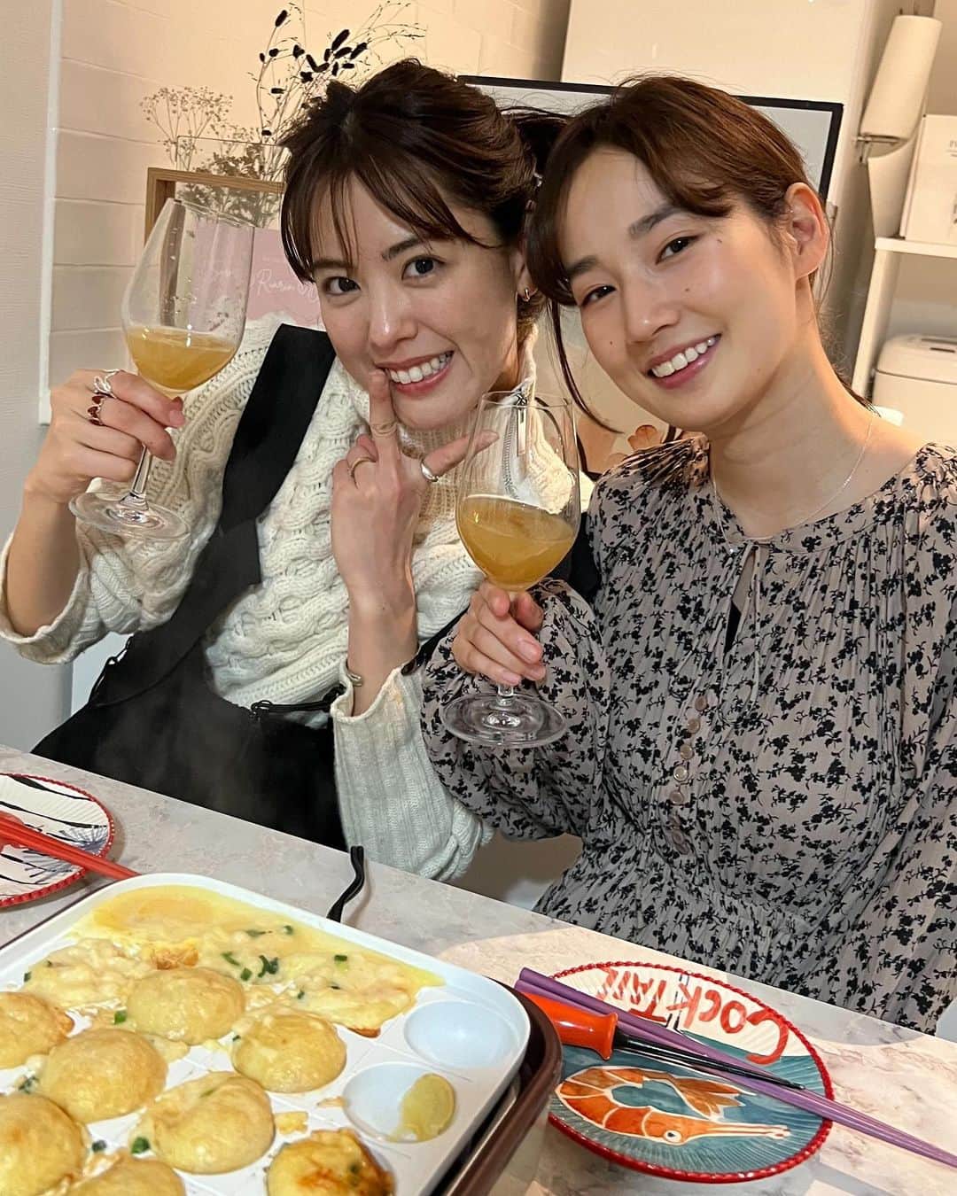 高嶋香帆のインスタグラム：「仲良しな友人を招いてタコパ🐙 数時間後には４枚目な感じ👶 トランプで永遠に遊べます😎」