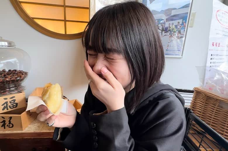 伊藤雨音さんのインスタグラム写真 - (伊藤雨音Instagram)「長野県の善光寺で、やきたてのおやきを食べました🤤 めーちゃくちゃ美味しかった。 ネギ味噌チーズ味〜!!」3月19日 18時23分 - mew_galaxy