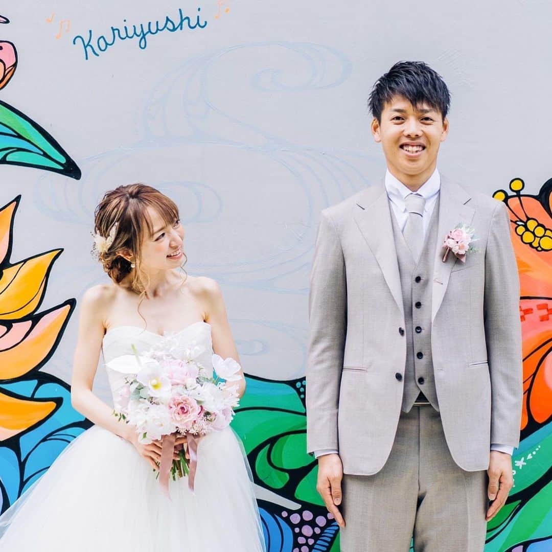 佐倉知里さんのインスタグラム写真 - (佐倉知里Instagram)「𝐀𝐬𝐚𝐦𝐢’𝐬 𝐰𝐞𝐝𝐝𝐢𝐧𝐠...🕊‎🌺‎🤍  10代からの仲良しさん♡ @asami__k の結婚式に参列しました💓  もうとーーーってもかわいくて綺麗でかわいすぎて本当に、お人形さんか天使なんではないかと思いました🥺 いや、そうだった.°ʚ(*´˘`*)ɞ°.  いまや3児の母のこんこん✨ 子供たちと一緒の結婚式は家族の暖かさが沁みて 癒されました...‎🤍とても良かった...🥺  青い海と青い空につつまれた式🌺沖縄の空気も最高✨  そして前撮りでは私が束ねたブーケを持ってくれました‎🤍 (8.9.10枚目ブートニアも一緒に💐) @chisa_bouquet でまた紹介します🌸 自分が束ねたブーケを友人にもってもらうのが夢だったので本当に嬉しい💓こんこんありがとう💓  有紗と息子っちと沖縄旅行も出来ちゃいました🤙🍍 しかし、この時期に撮った写真がごそっと引き継ぎでなくなってしまった...🥲泣いてる。     10代、20代の思い出に浸りつつ 大人になっでもこうやって仲良しでいられることが とても幸せなことなんだなって改めて‎感じました💕  こんこんの晴れ姿を間近でみれてお祝いできて 本当に嬉しかった𓂃❁⃘𓈒𓏸 改めておめでとうございます‎🤍  今年は北海道遊びにいくぞー！！！！✨          #happywedding#紺野あさ美#天使#かわいすぎる花嫁#沖縄挙式」3月19日 18時23分 - chisa_tiara