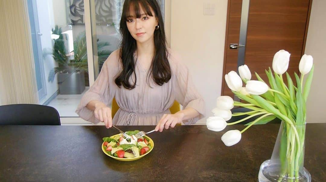 橋本奈実のインスタグラム：「体を温めつつ、春の準備をする🌸 実は不調やイライラが多い春ですが、 穏やかに春を過ごしましょう🌼 最近は白米玄米もち麦をオリジナルブレンドで食べて 腸活してます✨ そちらも、このサムネの コストコの次の日のとある1日の食事 って動画で紹介してます🍽🫶」