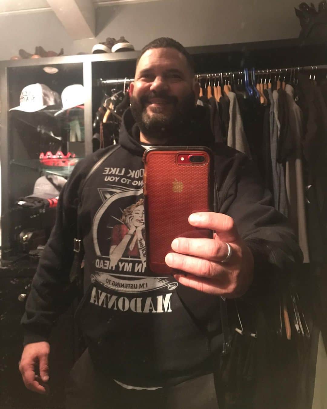 ギレルモ・ディアスのインスタグラム：「ᴬqᵘⁱ ʰᵃʸ ᵘⁿᵃ ᶠᵒᵗᵒ ᵐⁱᵃ ᵉⁿ ᵉˡ ᵃʳᵐᵃʳⁱᵒ…ᵃʰᵒʳᵃ ᵛᵉ ᵃ ᵉˢᶜᵘᶜʰᵃʳ ᵘⁿ ᵉᵖⁱˢᵒᵈⁱᵒ ᶜᵒᵐᵖˡᵉᵗᵃᵐᵉⁿᵗᵉ ⁿᵘᵉᵛᵒ. Link in my bio. 🎙🧰 #UnpackingTheToolbox #Escandalo #Scandal」