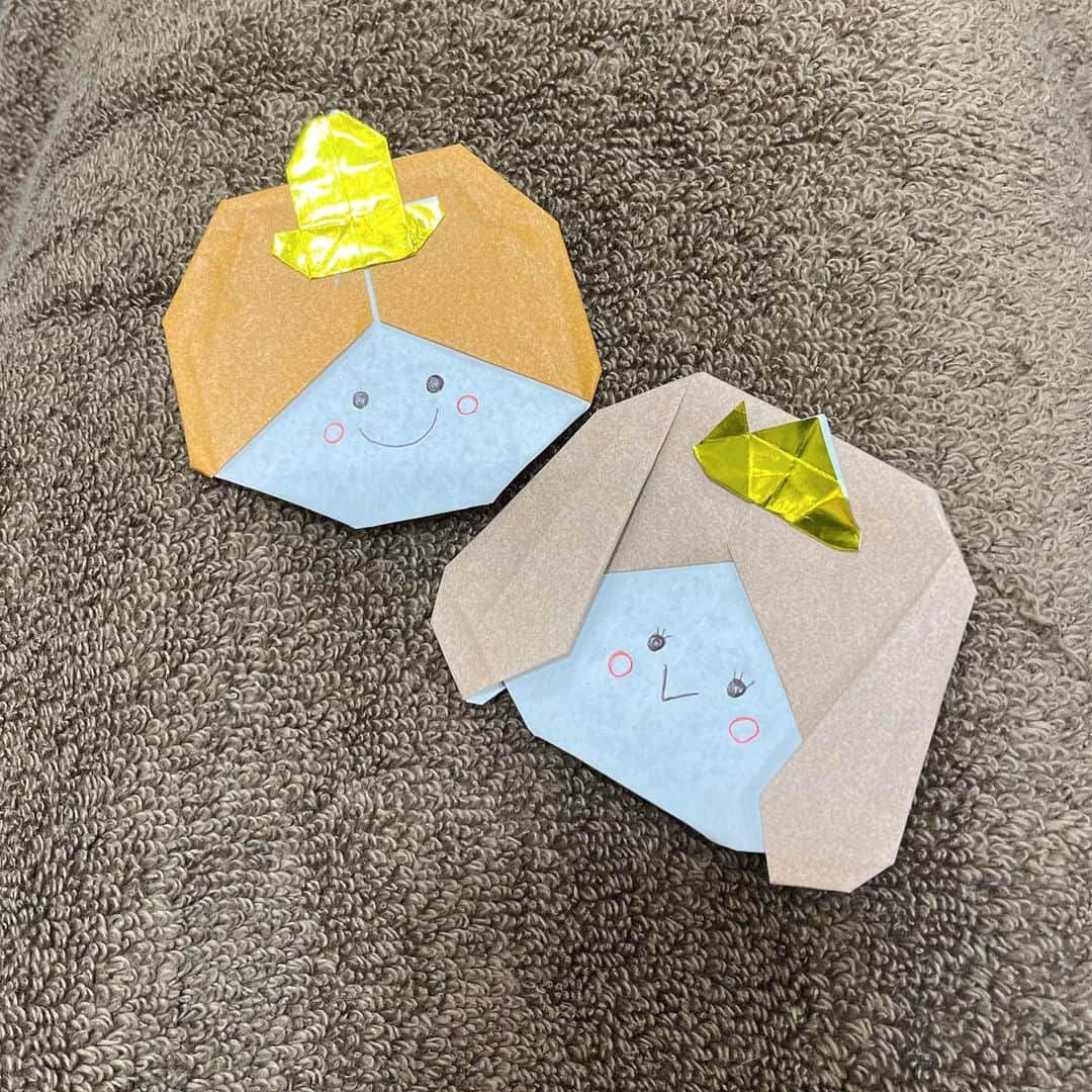 絢乃唯那のインスタグラム：「もうすぐひな祭り 色んなお顔描いてもらおう〜♪  #おりがみ #ひなまつり」