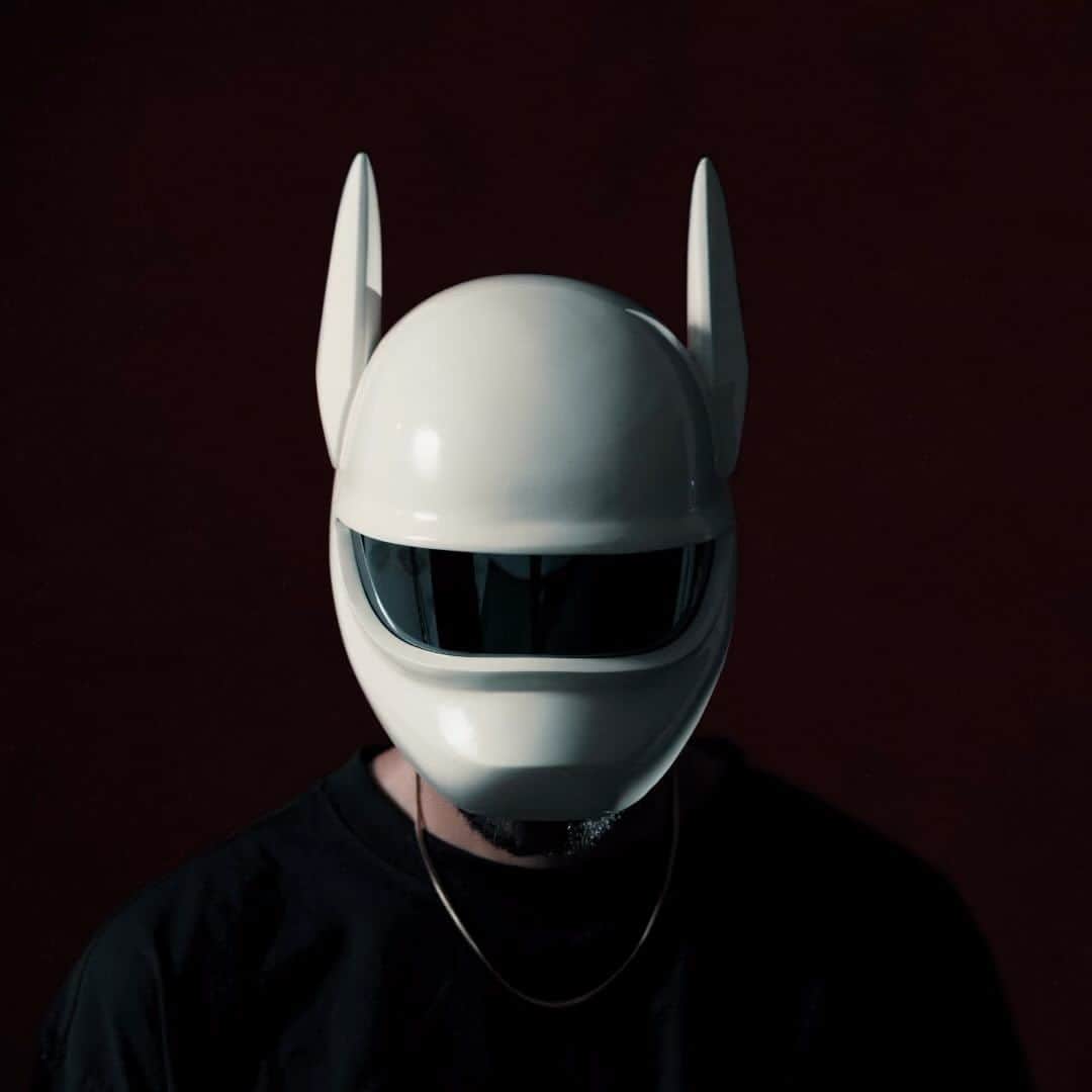 CROのインスタグラム：「„Mirror, mirror in my visor, pumpin‘ tunes like a music adviser. The beat drops hard and gets me high, grooving to the rhythm as time flies by.“ 𝑐ℎ𝑎𝑡𝐺𝑃𝑇」