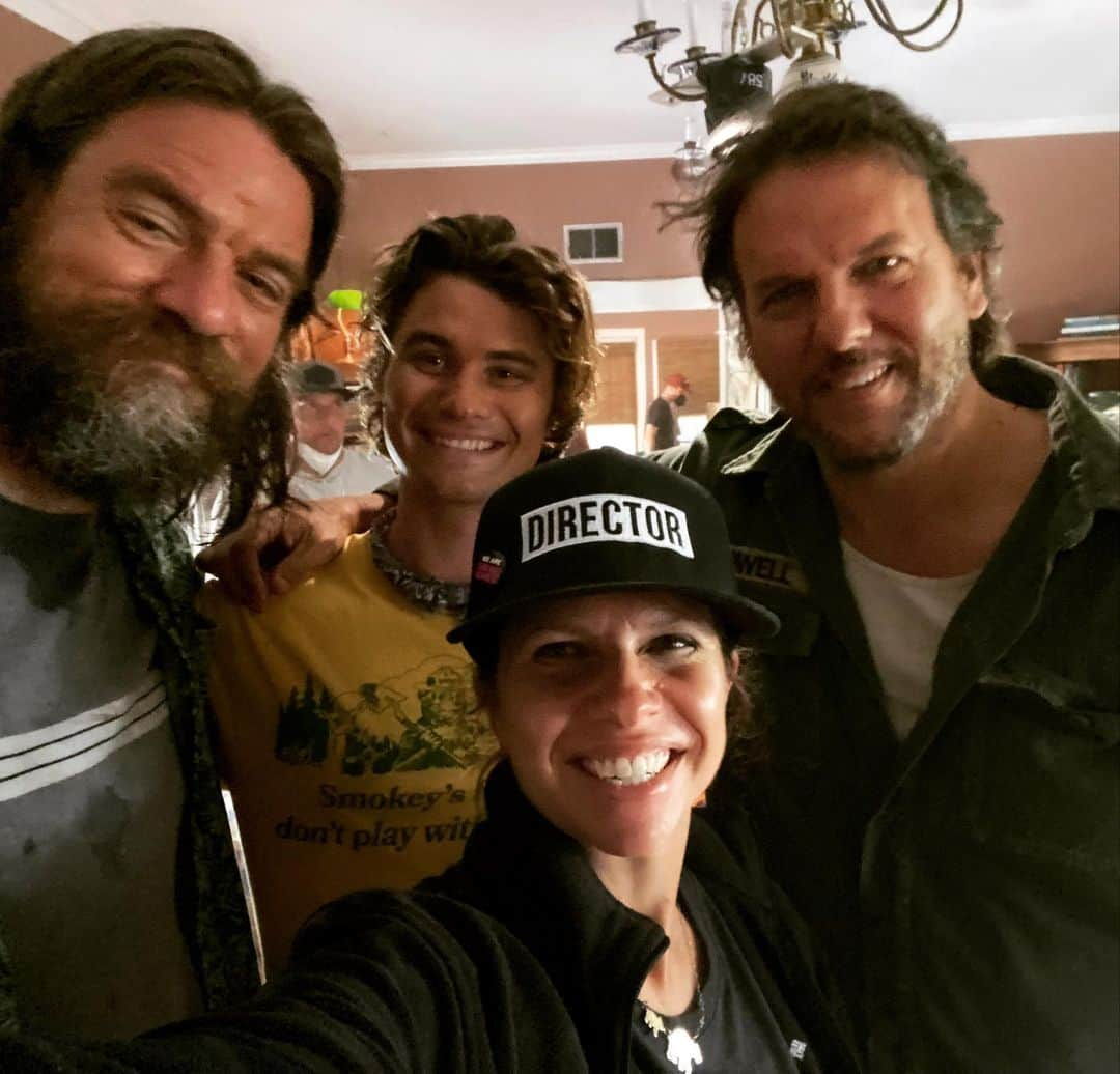 ジェイ・ハガリーのインスタグラム：「🗿’Outer Banks’ Season 3 drops today. I ❤️ these people- what a great ride. #charleshalford #chasestokes #valerieweiss #outerbanks #obx3」