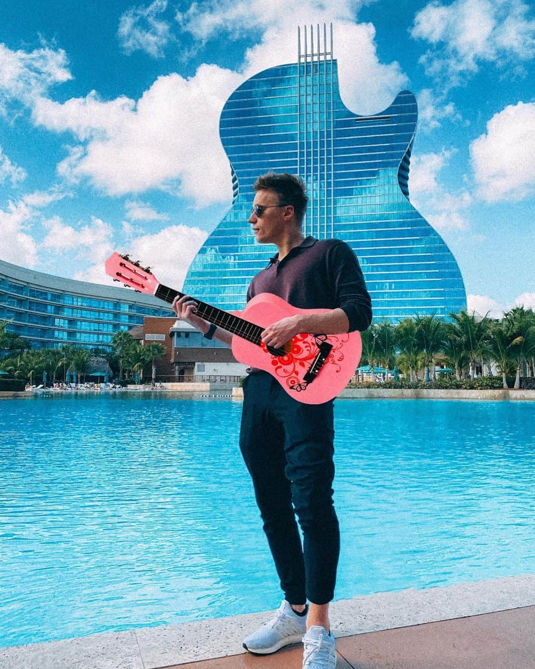 Klingandeのインスタグラム：「Living my rockstar dream and still faking it! 😁 Big thank you for the support on my new single and the last US tour, means a lot! 🙏💙」